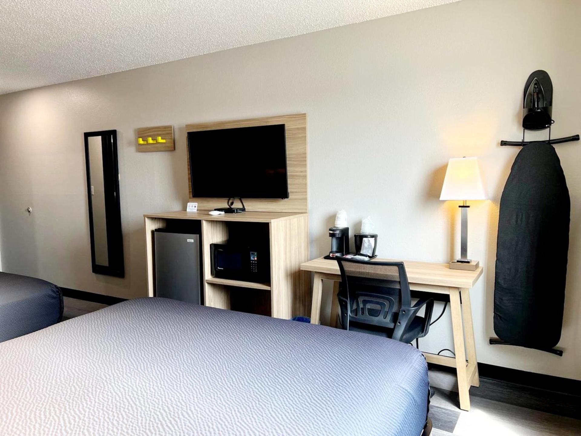 Super 8 by Wyndham Cedar Rapids photo 17