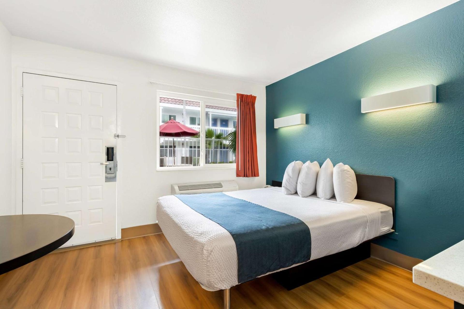 Studio 6 Suites Carpinteria, CA Santa Barbara South photo 5