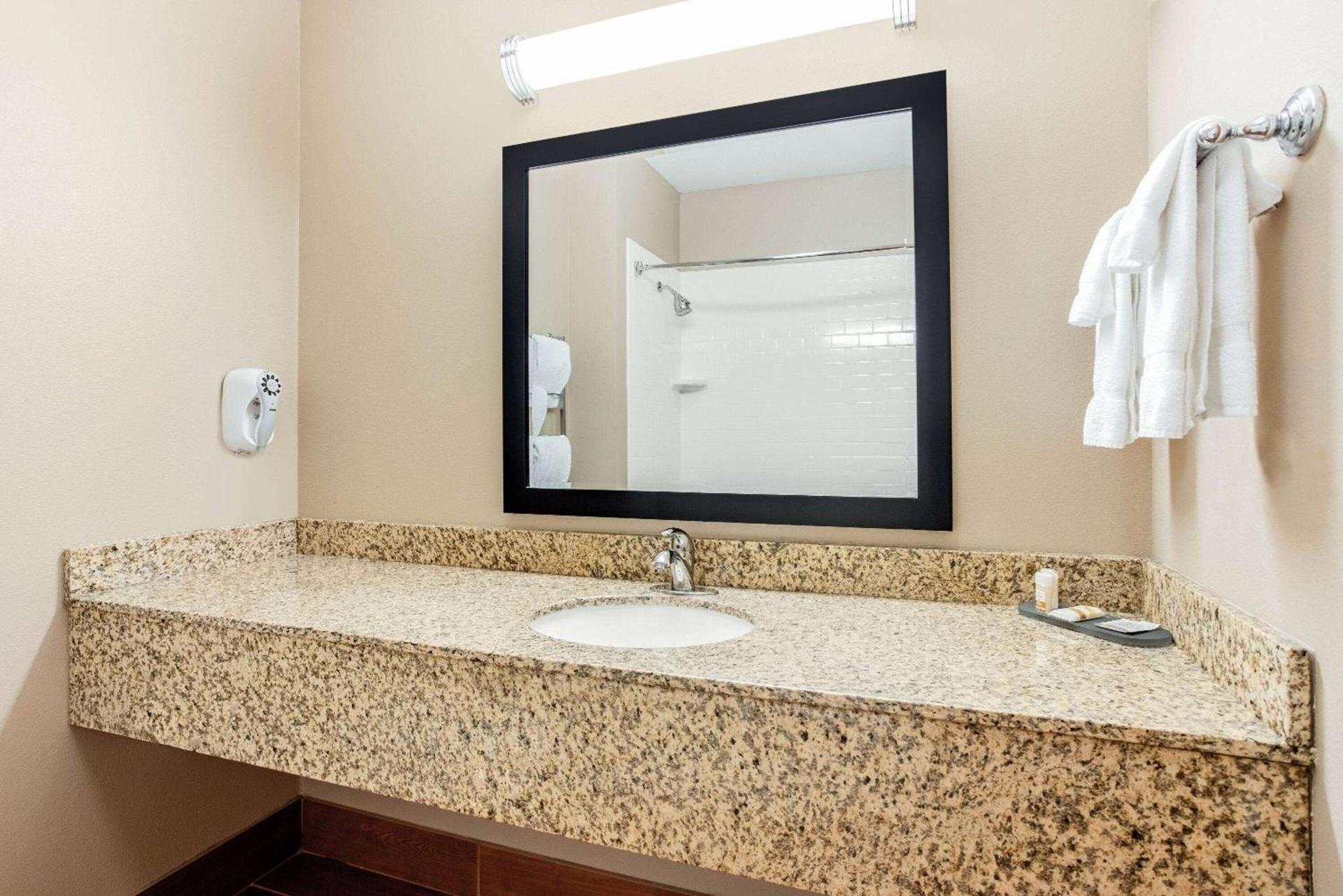 Spark by Hilton Plainfield Indianapolis Airport photo 15