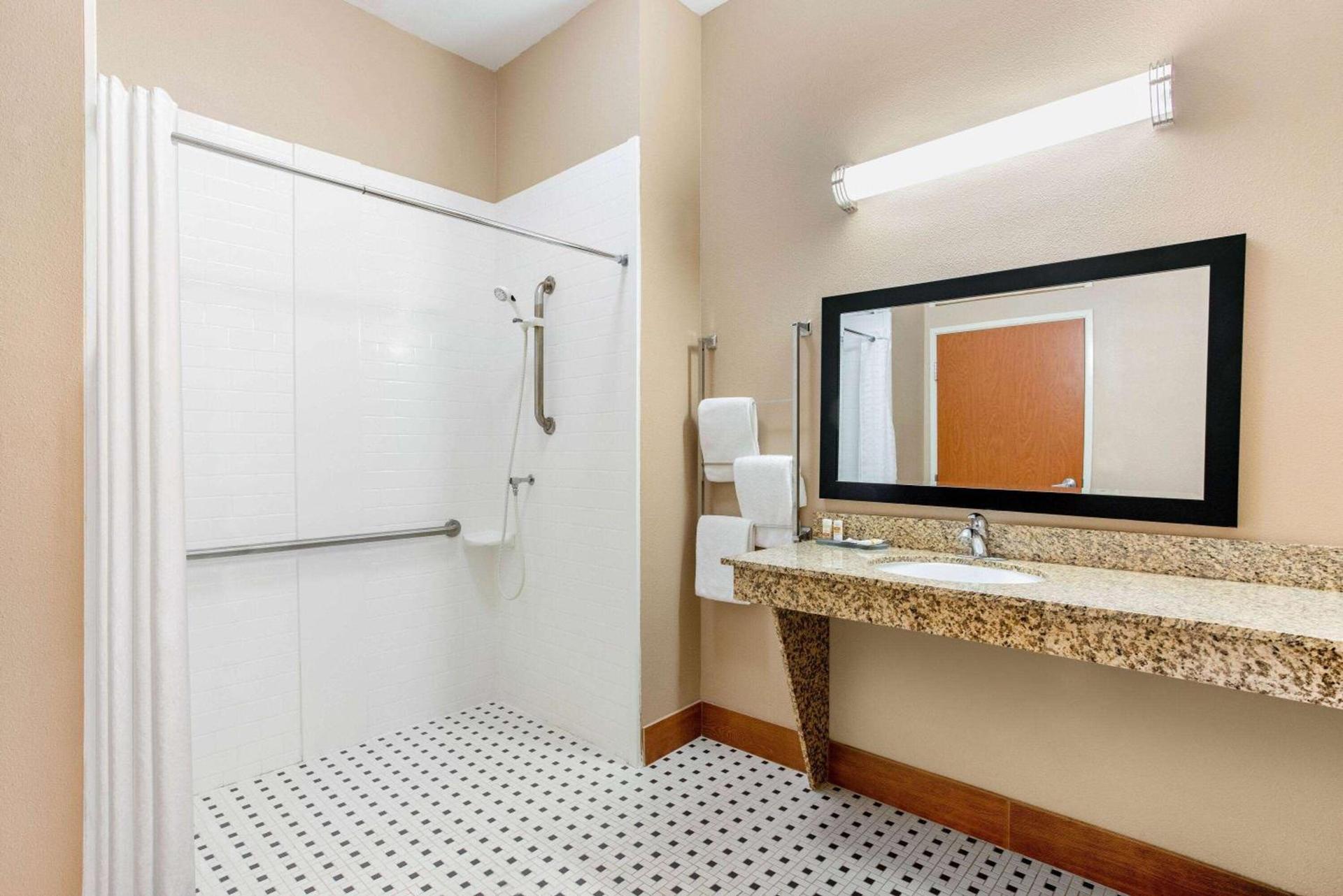 Spark by Hilton Plainfield Indianapolis Airport photo 14
