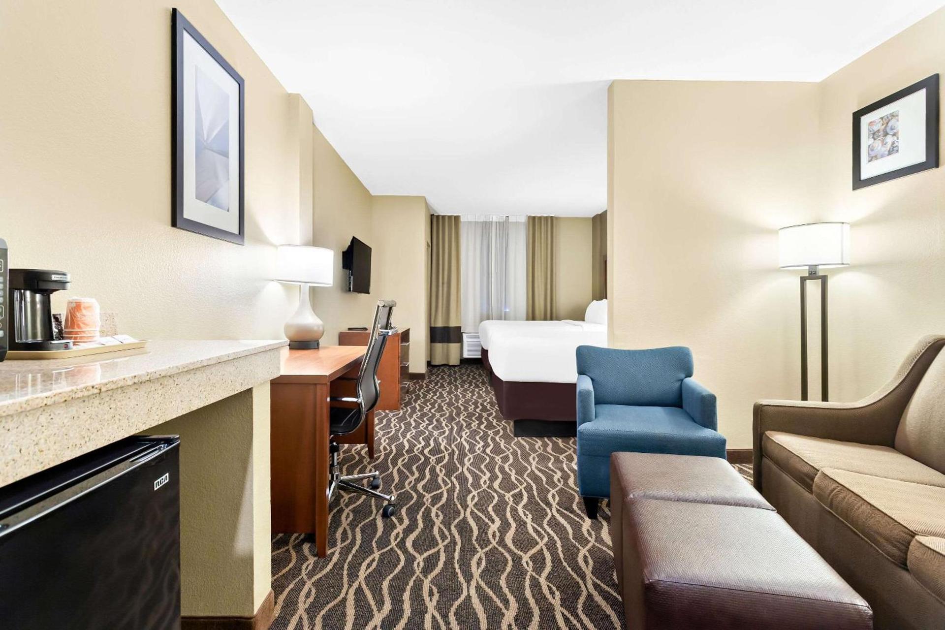 Comfort Suites Tampa Airport North photo 18
