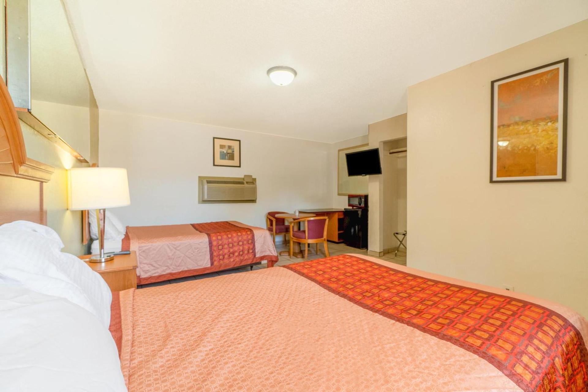 The Inn By OYO El Dorado Lake photo 26