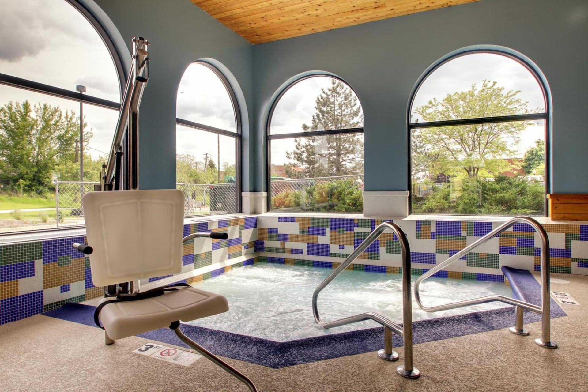 Holiday Inn Express & Suites Aurora - Naperville by IHG photo 7