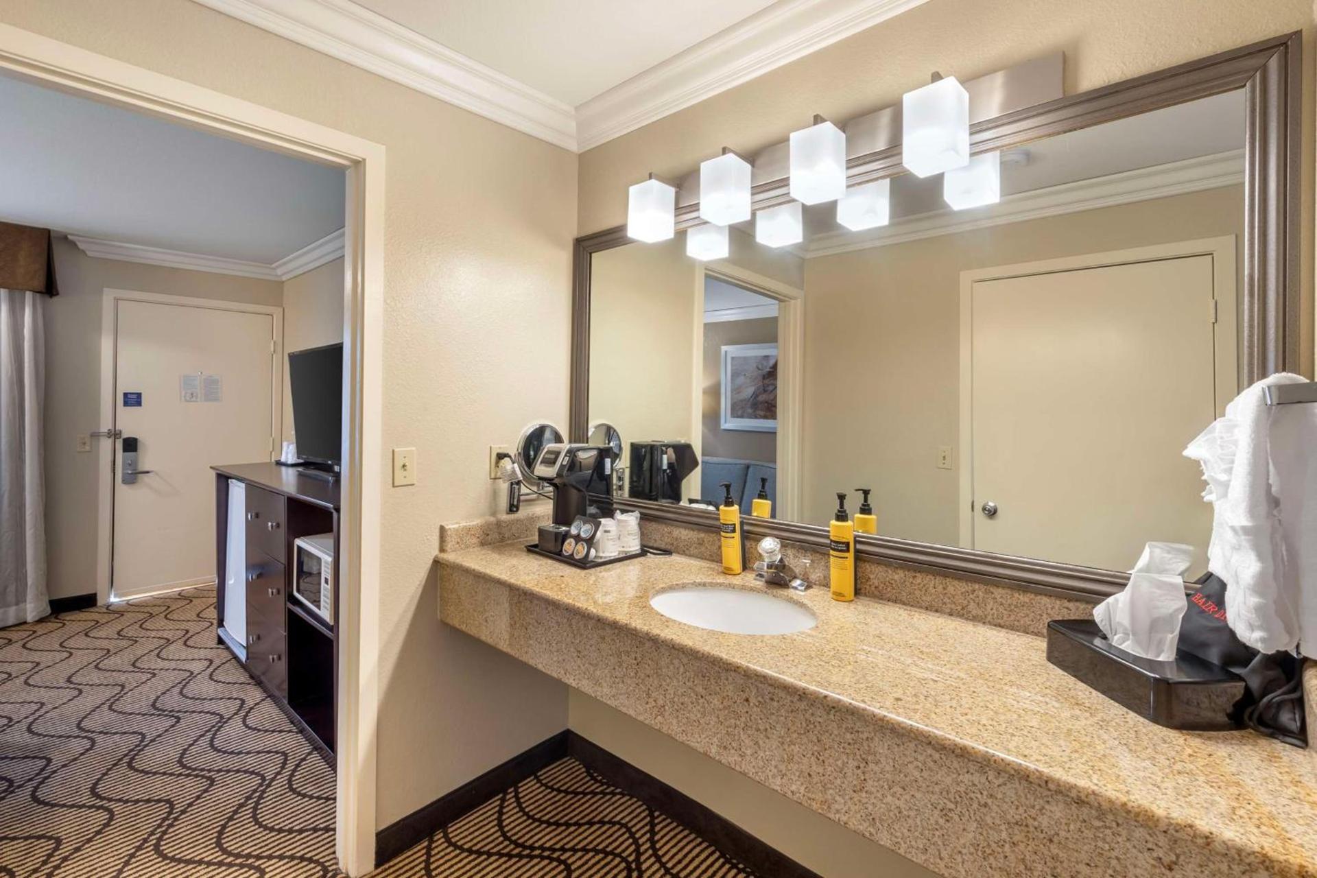 Best Western Plus Orchid Hotel & Suites photo 49