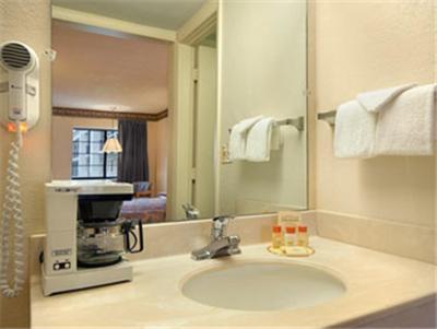 Days Inn & Suites by Wyndham Kokomo photo 17