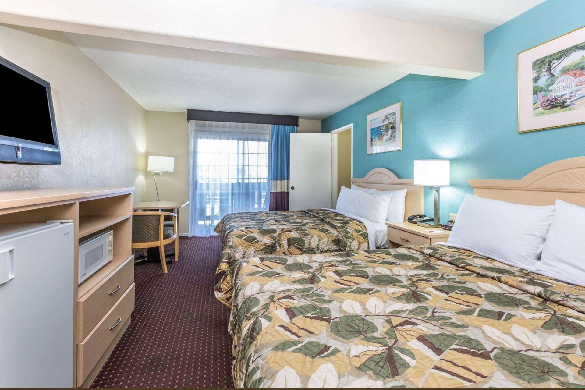 Howard Johnson by Wyndham Santa Cruz photo 3