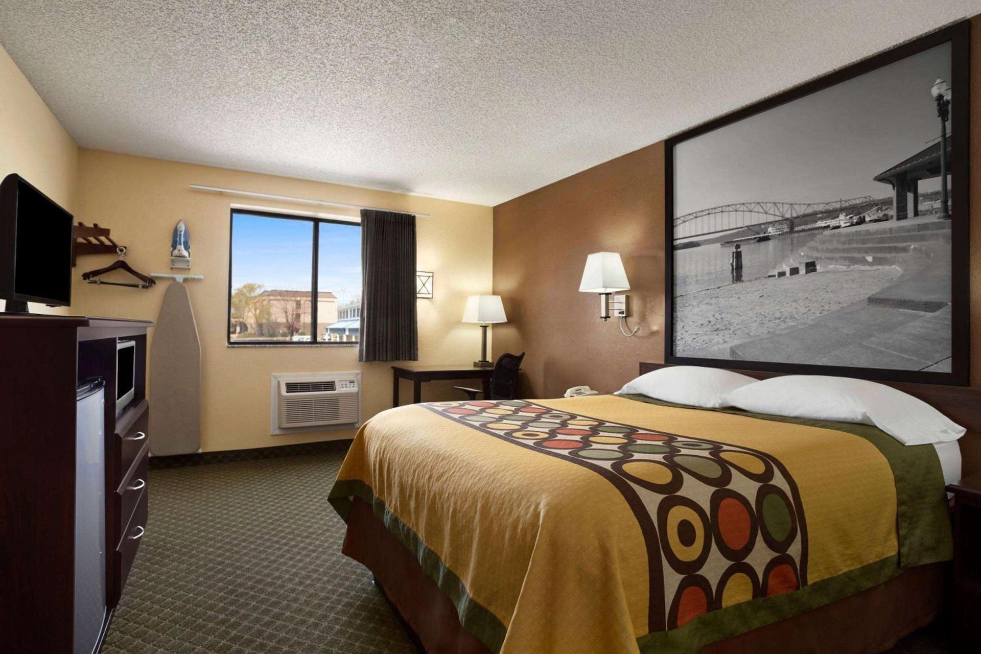 Super 8 by Wyndham Cedar Rapids photo 4
