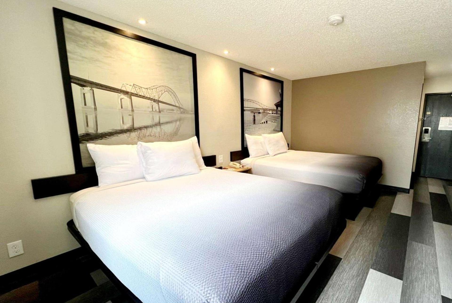 Super 8 by Wyndham Cedar Rapids photo 2