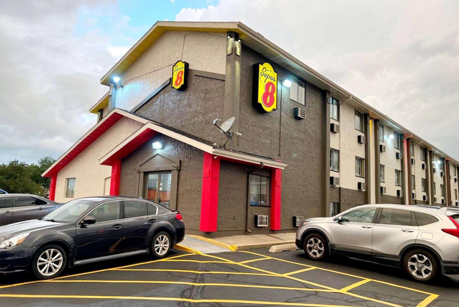 Super 8 by Wyndham Cedar Rapids photo 1
