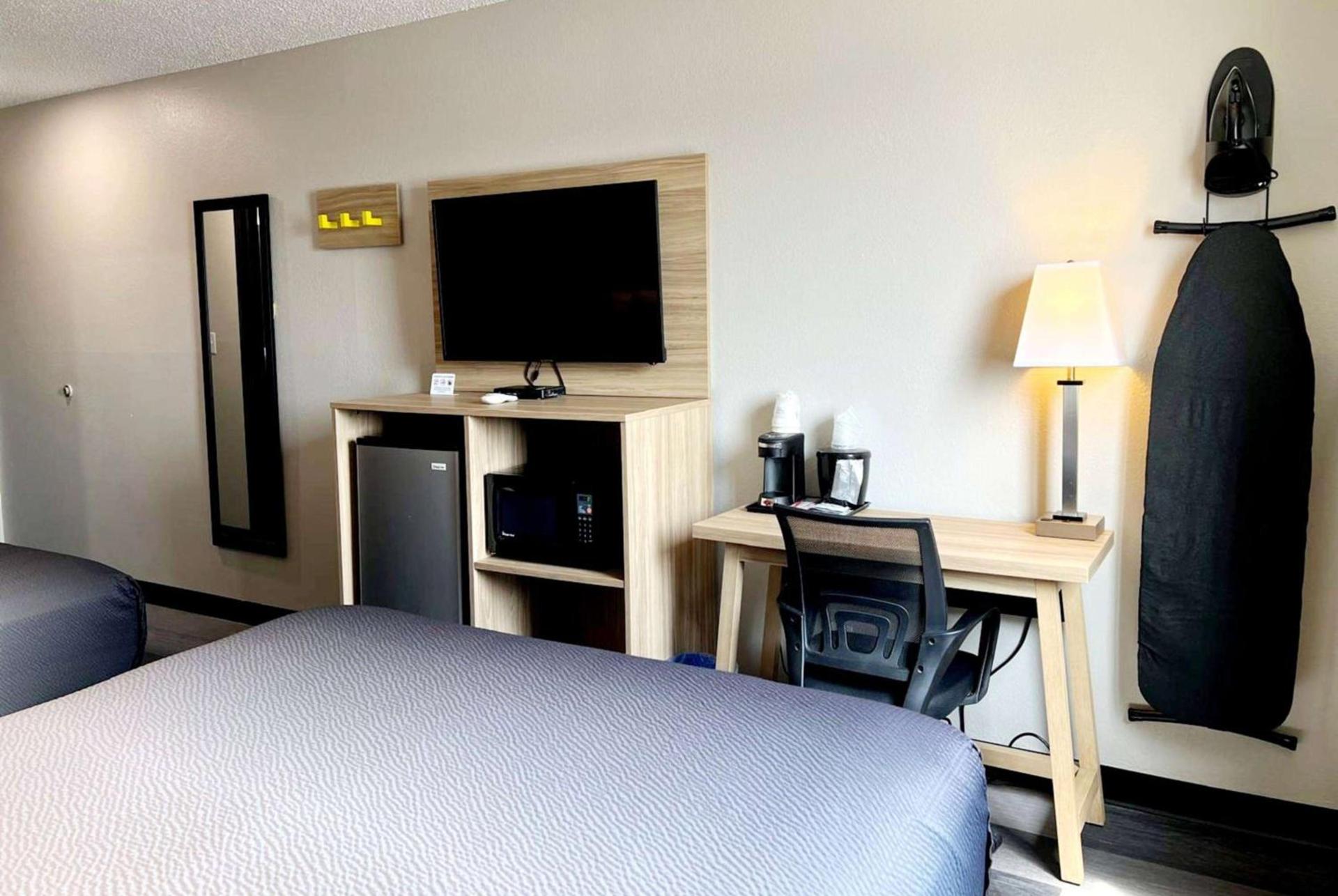 Super 8 by Wyndham Cedar Rapids photo 27
