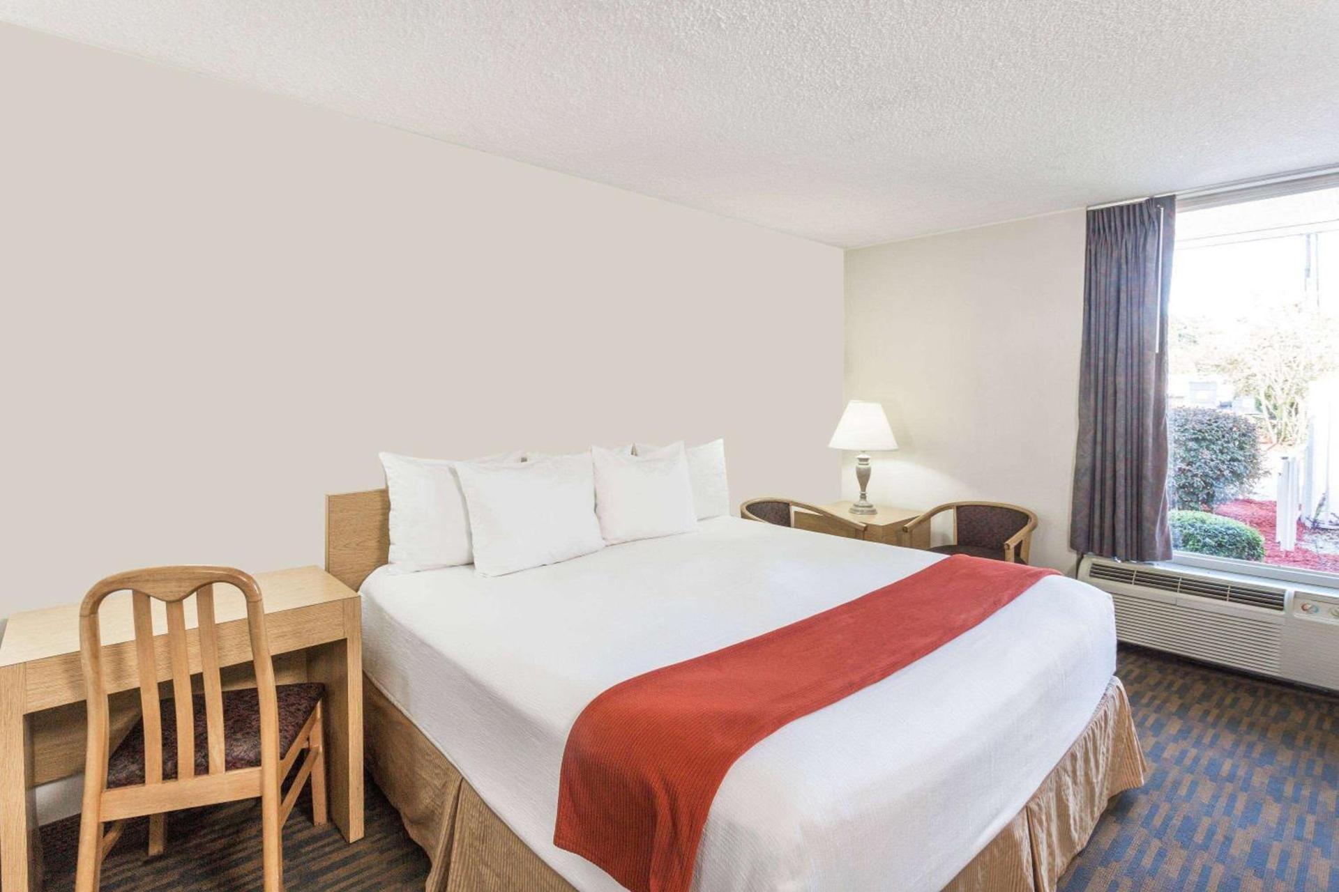 Days Inn by Wyndham Adel I-75 photo 28