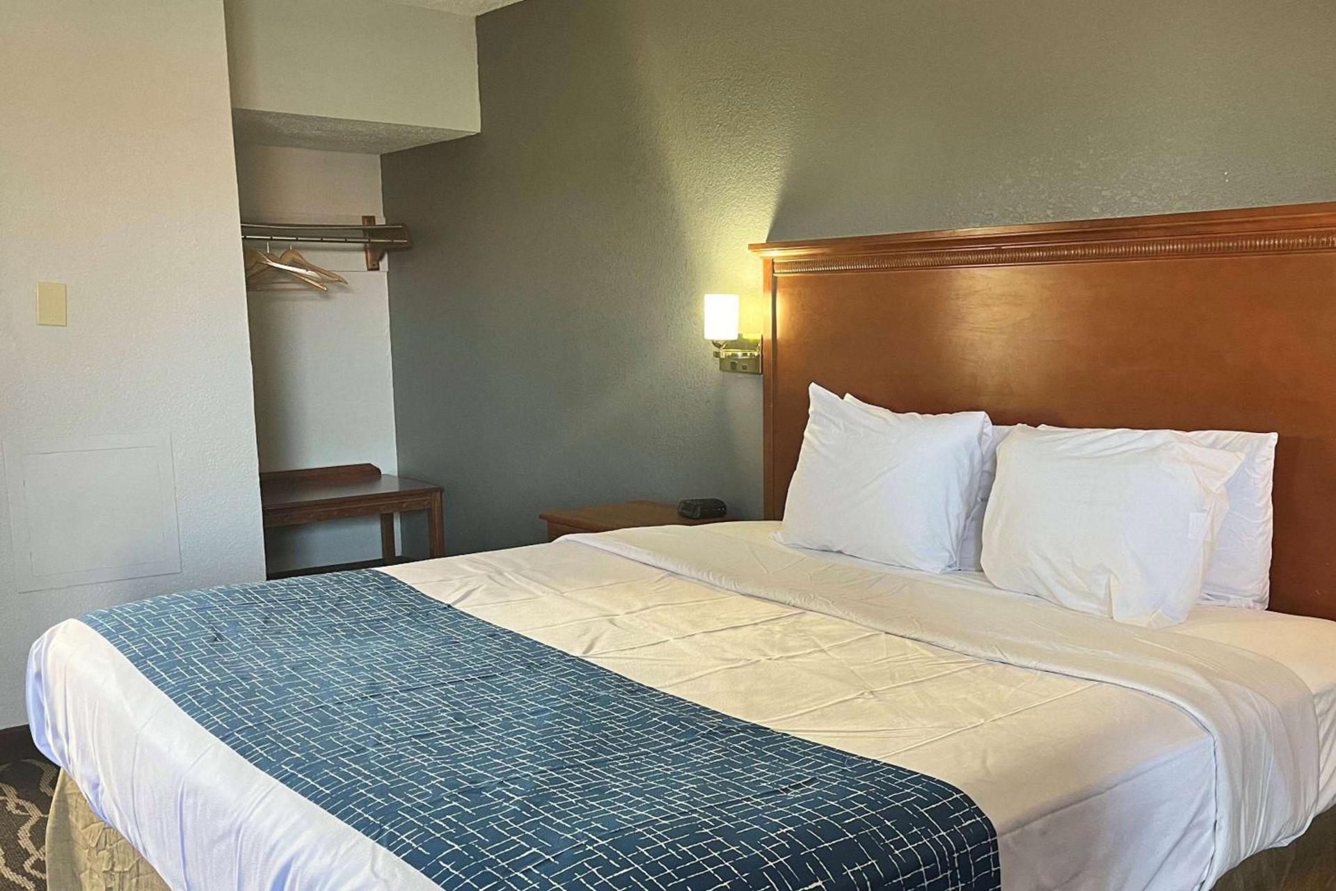 Travelodge by Wyndham Terre Haute photo 7