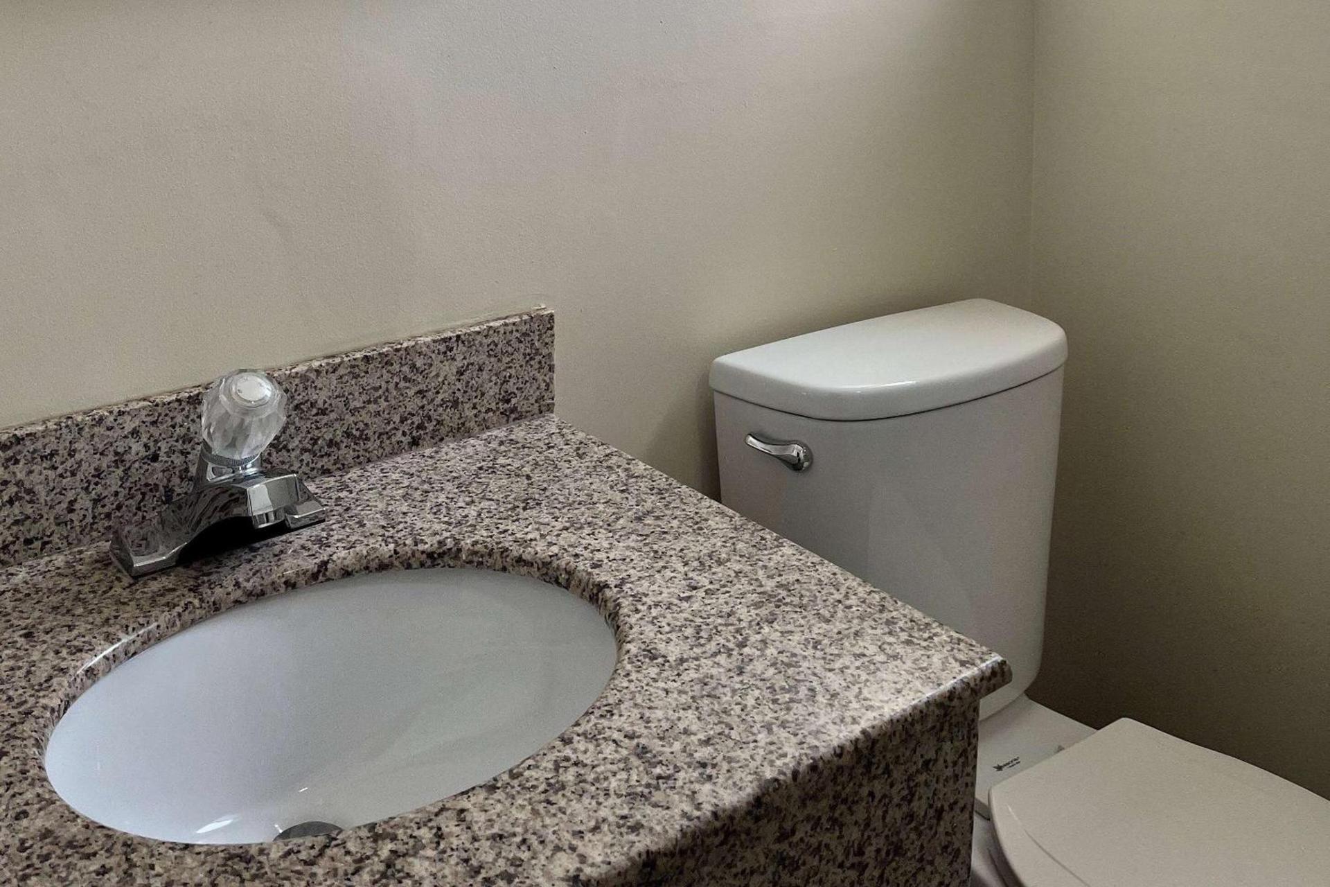 Travelodge by Wyndham Terre Haute photo 10