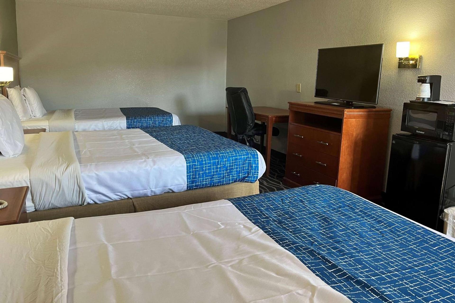 Travelodge by Wyndham Terre Haute photo 9