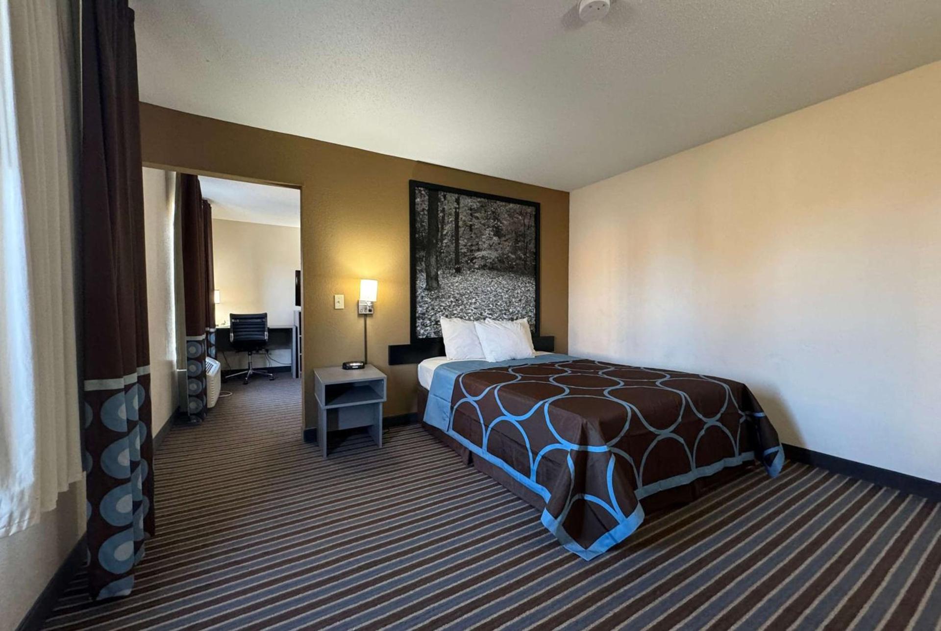 Super 8 by Wyndham Columbia Clark Lane photo 4