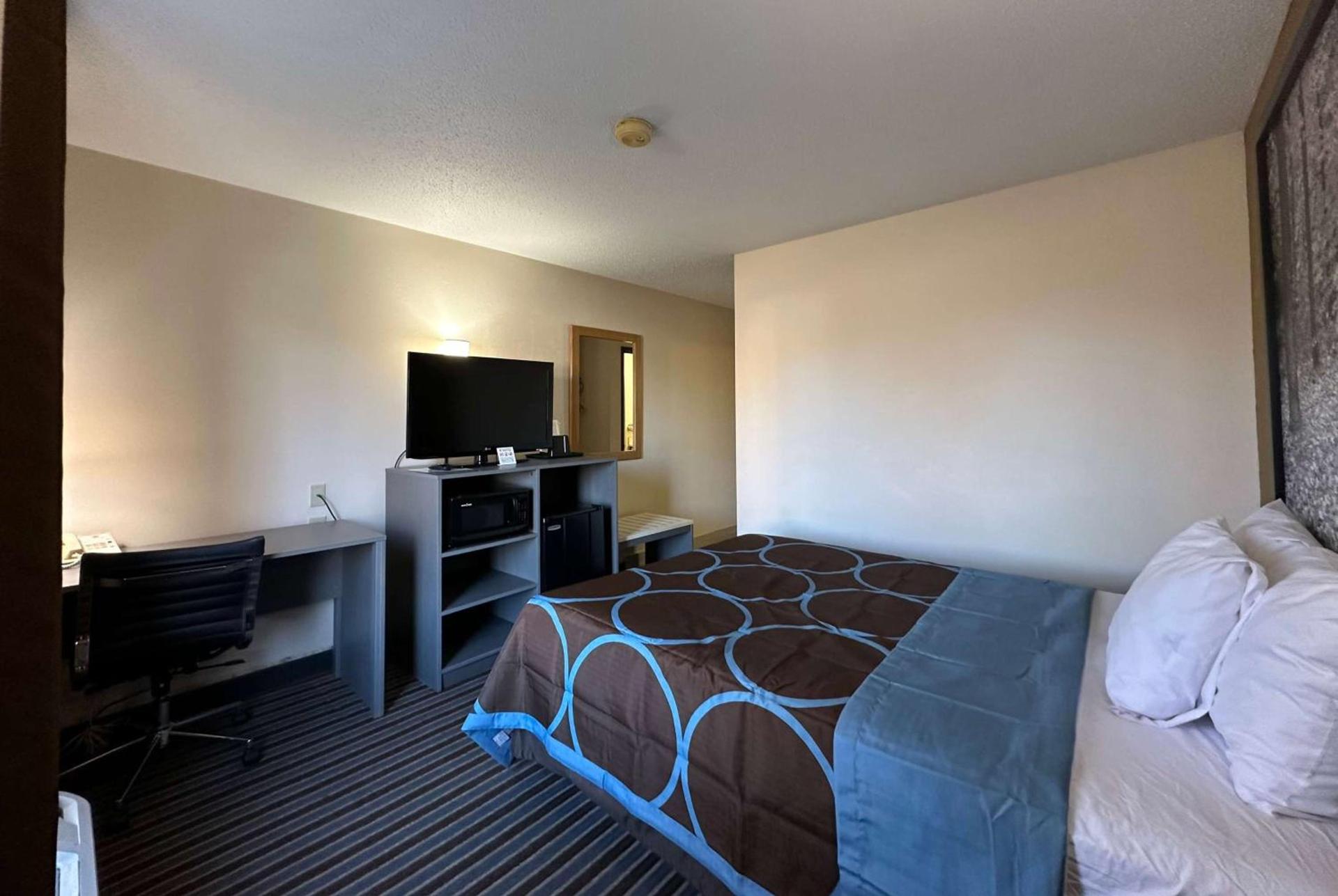 Super 8 by Wyndham Columbia Clark Lane photo 8