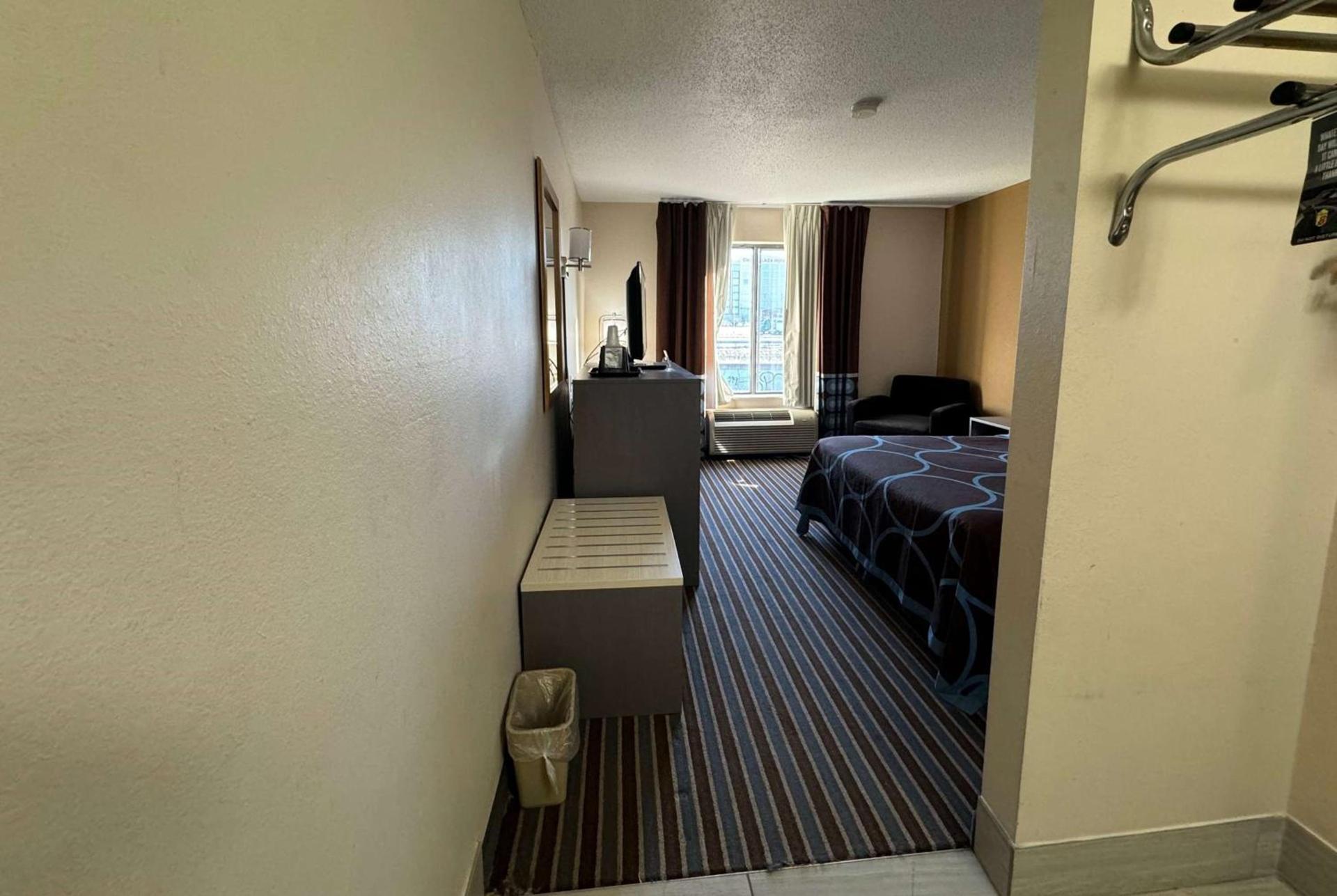 Super 8 by Wyndham Columbia Clark Lane photo 9
