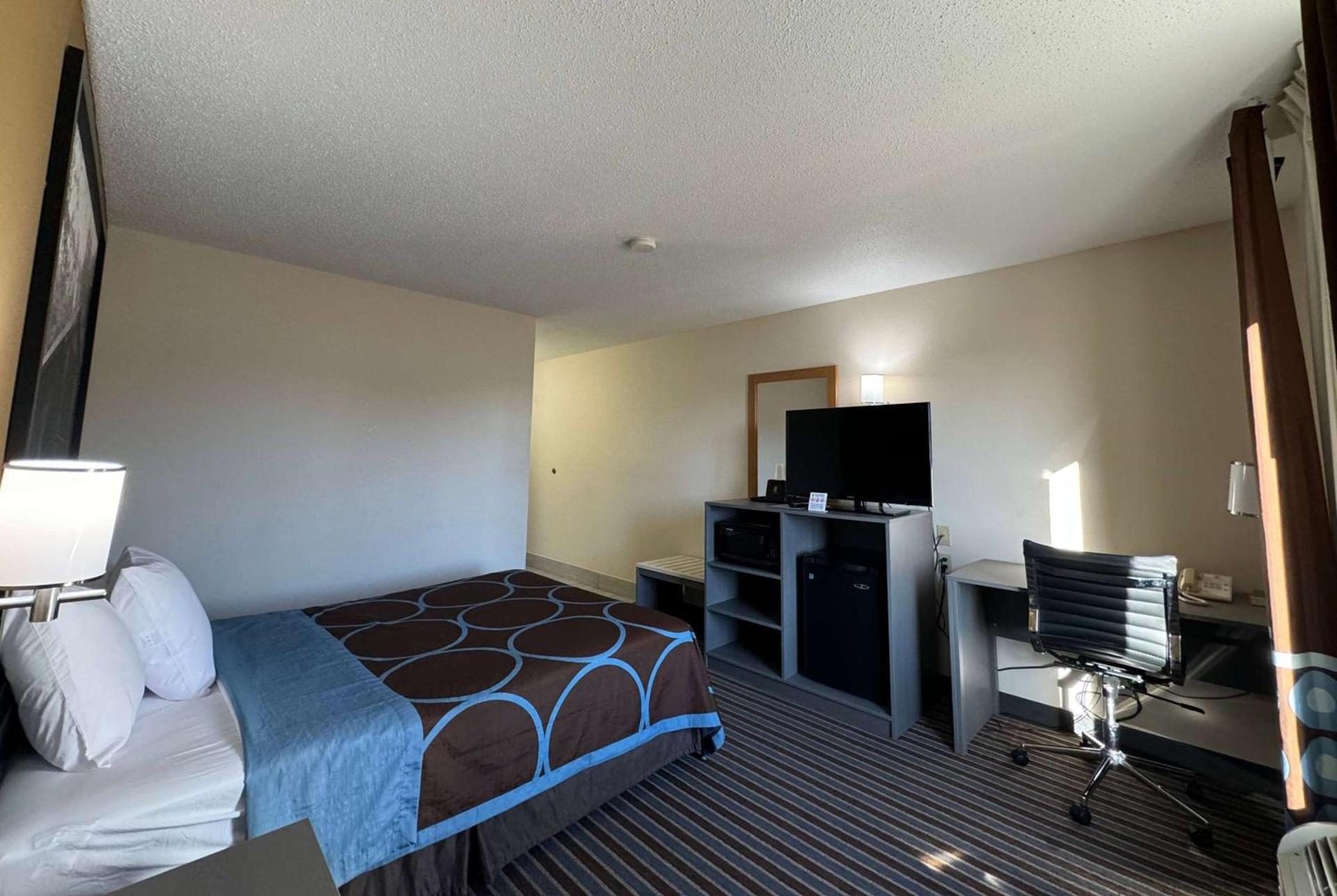 Super 8 by Wyndham Columbia Clark Lane photo 7