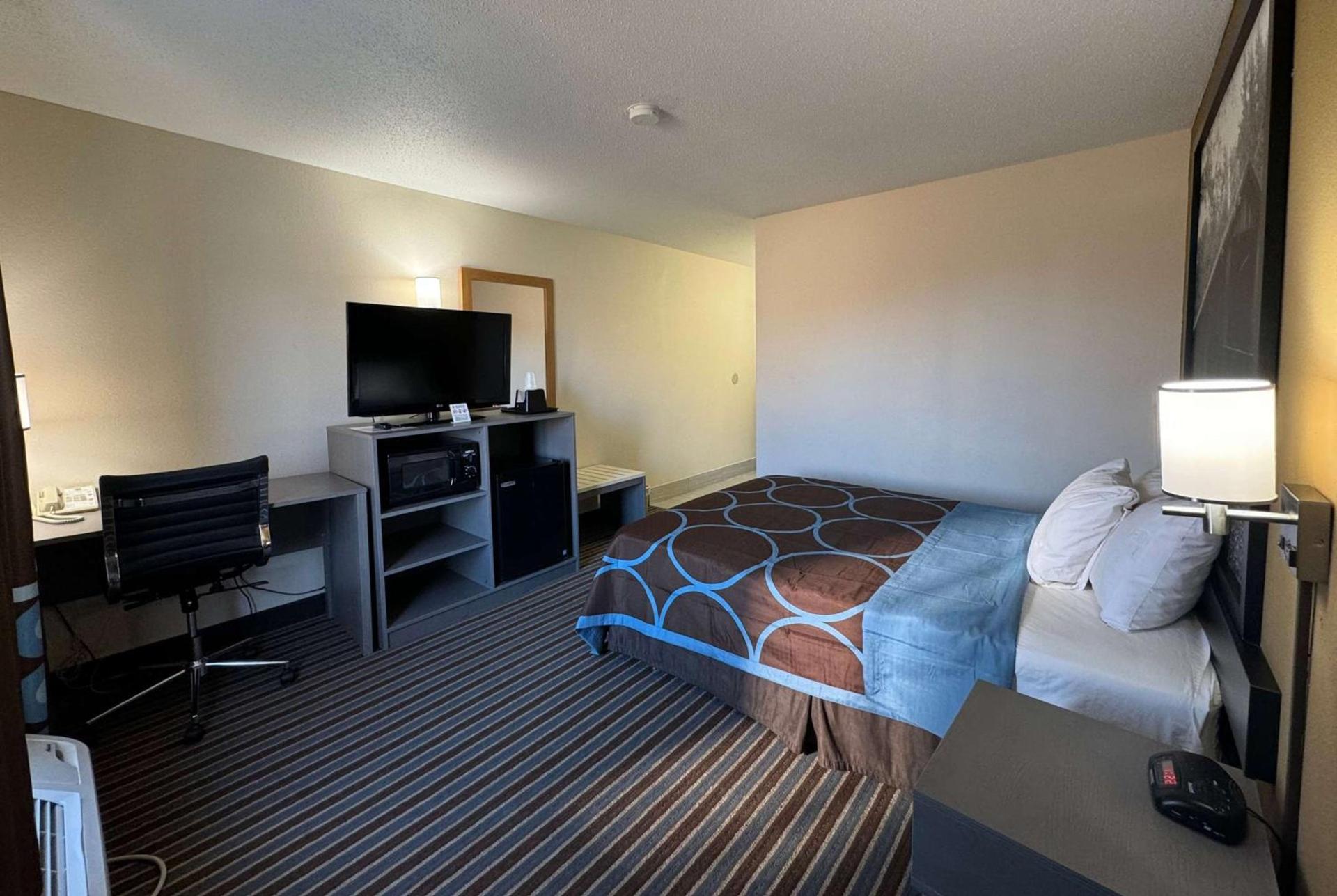 Super 8 by Wyndham Columbia Clark Lane photo 13