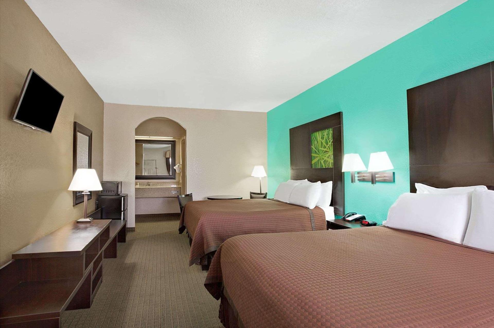 Super 8 by Wyndham Galveston photo 6