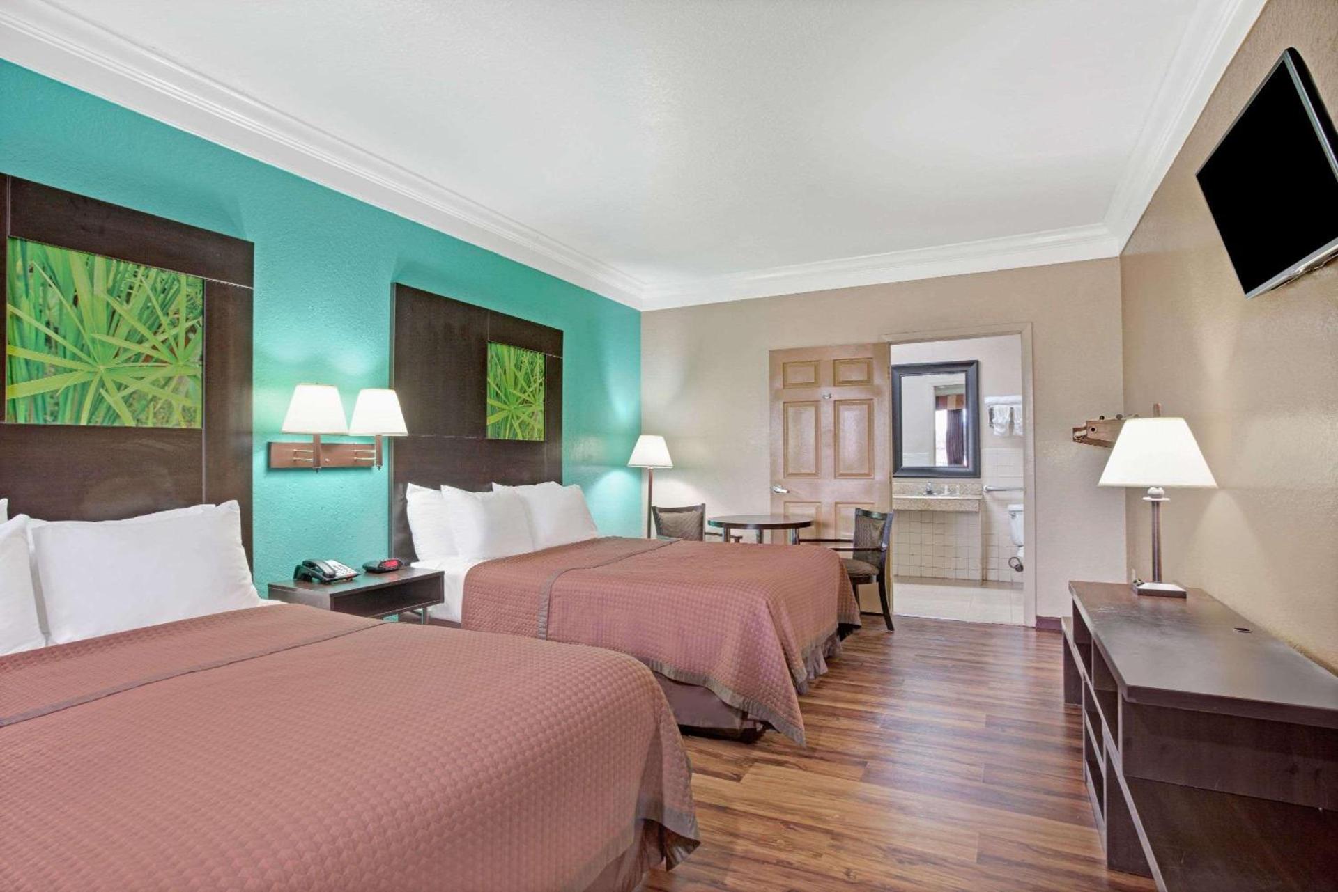 Super 8 by Wyndham Galveston photo 8