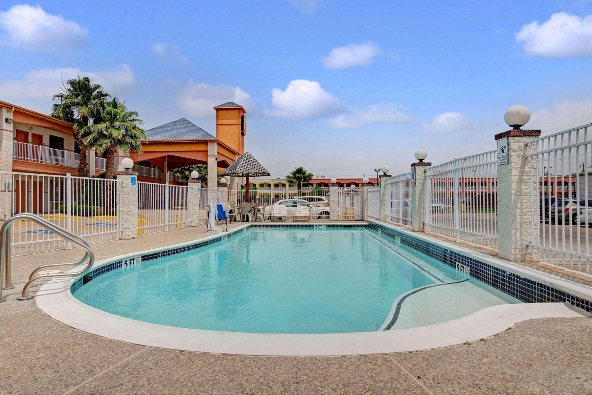 Super 8 by Wyndham Galveston photo 5