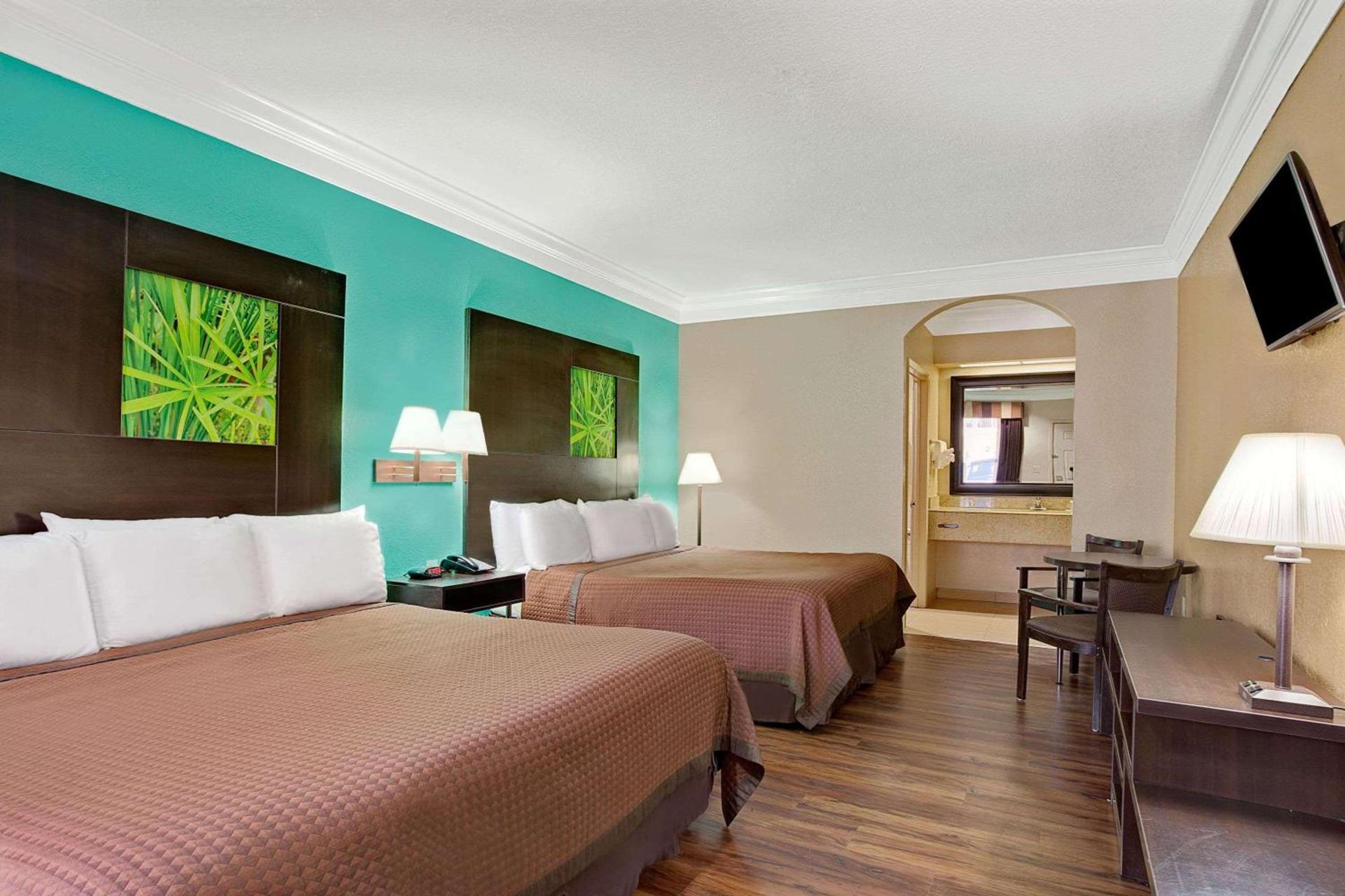 Super 8 by Wyndham Galveston photo 9