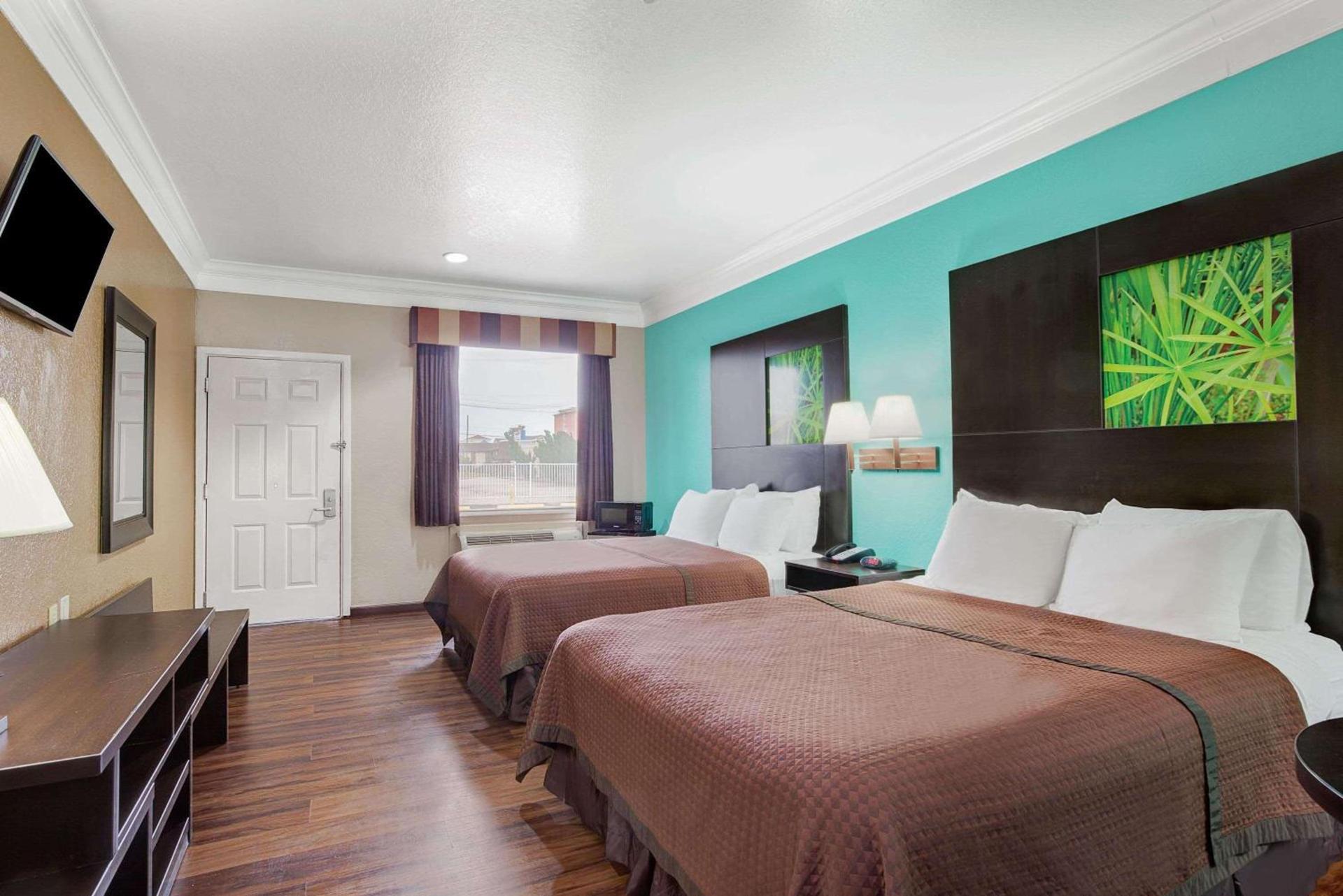 Super 8 by Wyndham Galveston photo 13