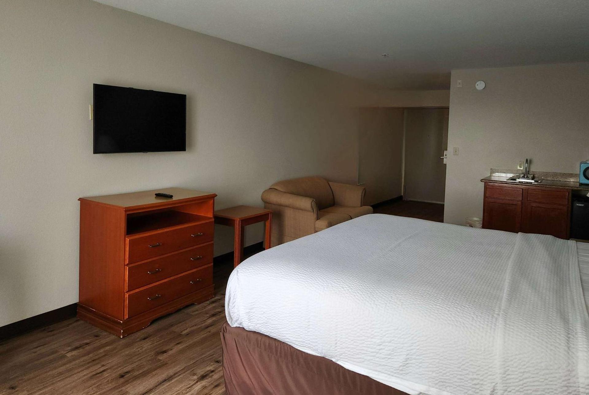 Days Inn & Suites by Wyndham Thibodaux photo 23