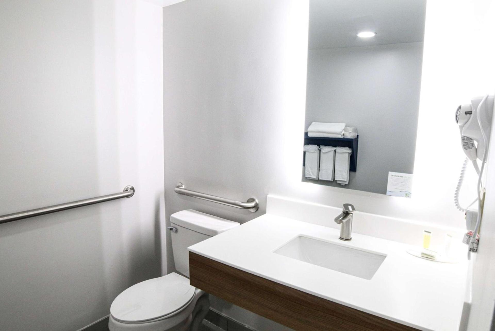 Microtel Inn & Suites by Wyndham Charlotte/Northlake photo 38