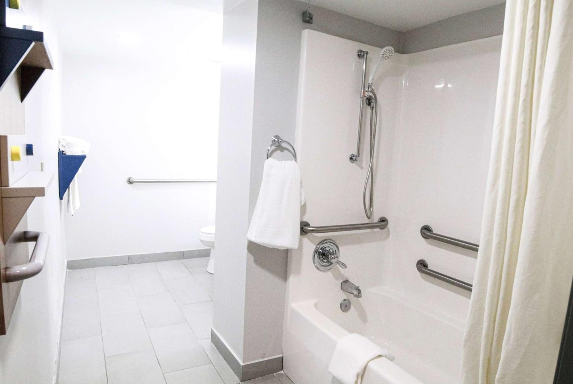 Microtel Inn & Suites by Wyndham Charlotte/Northlake photo 30