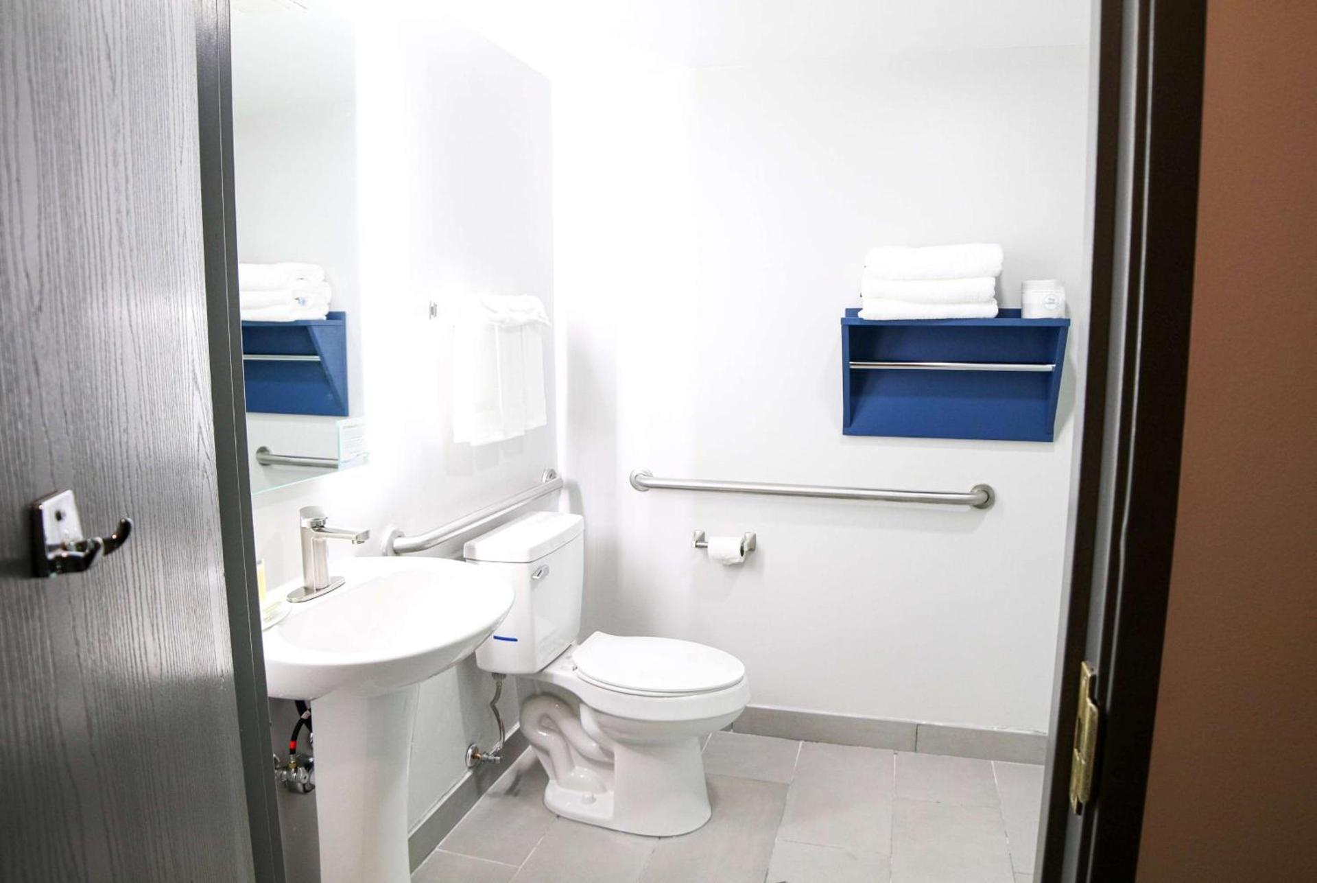 Microtel Inn & Suites by Wyndham Charlotte/Northlake photo 18