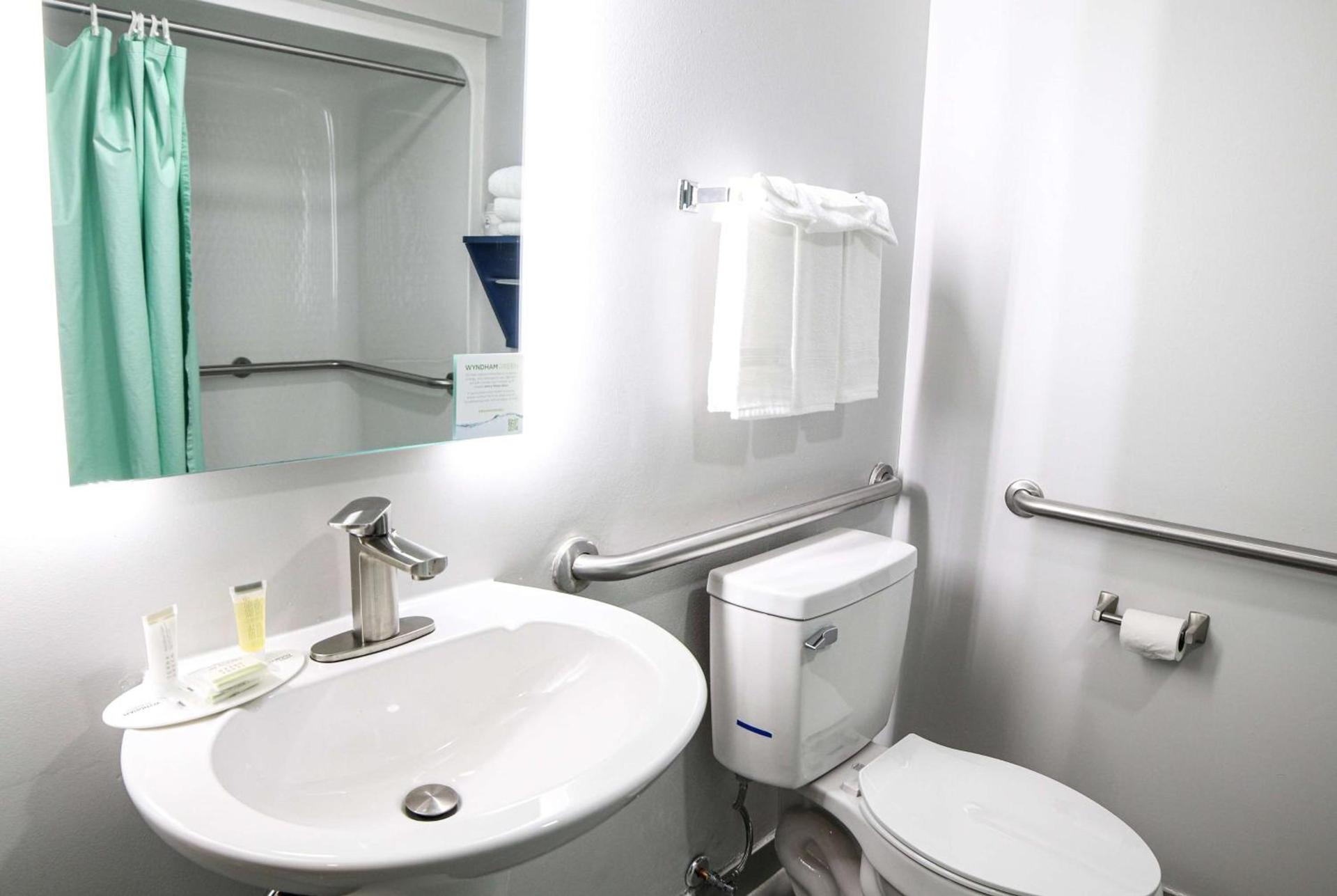 Microtel Inn & Suites by Wyndham Charlotte/Northlake photo 40