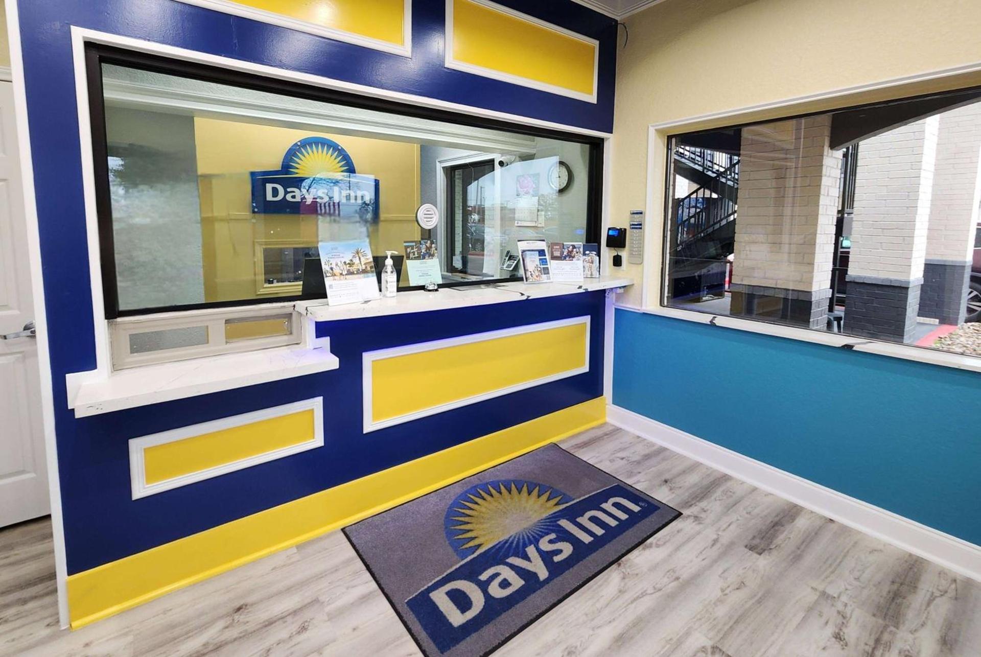 Days Inn by Wyndham Dickinson TX photo 11