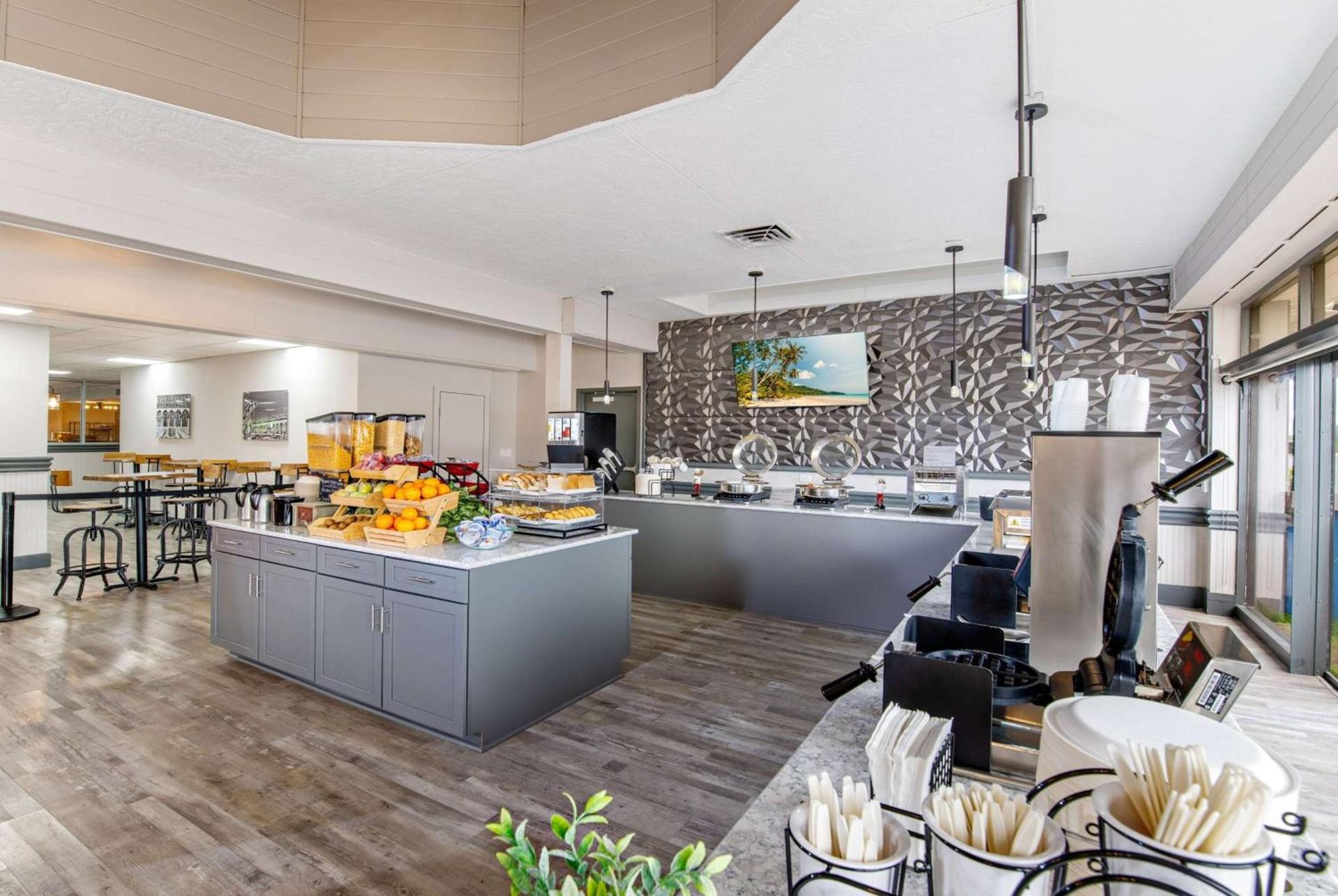 Ramada by Wyndham Sarasota Waterfront photo 36