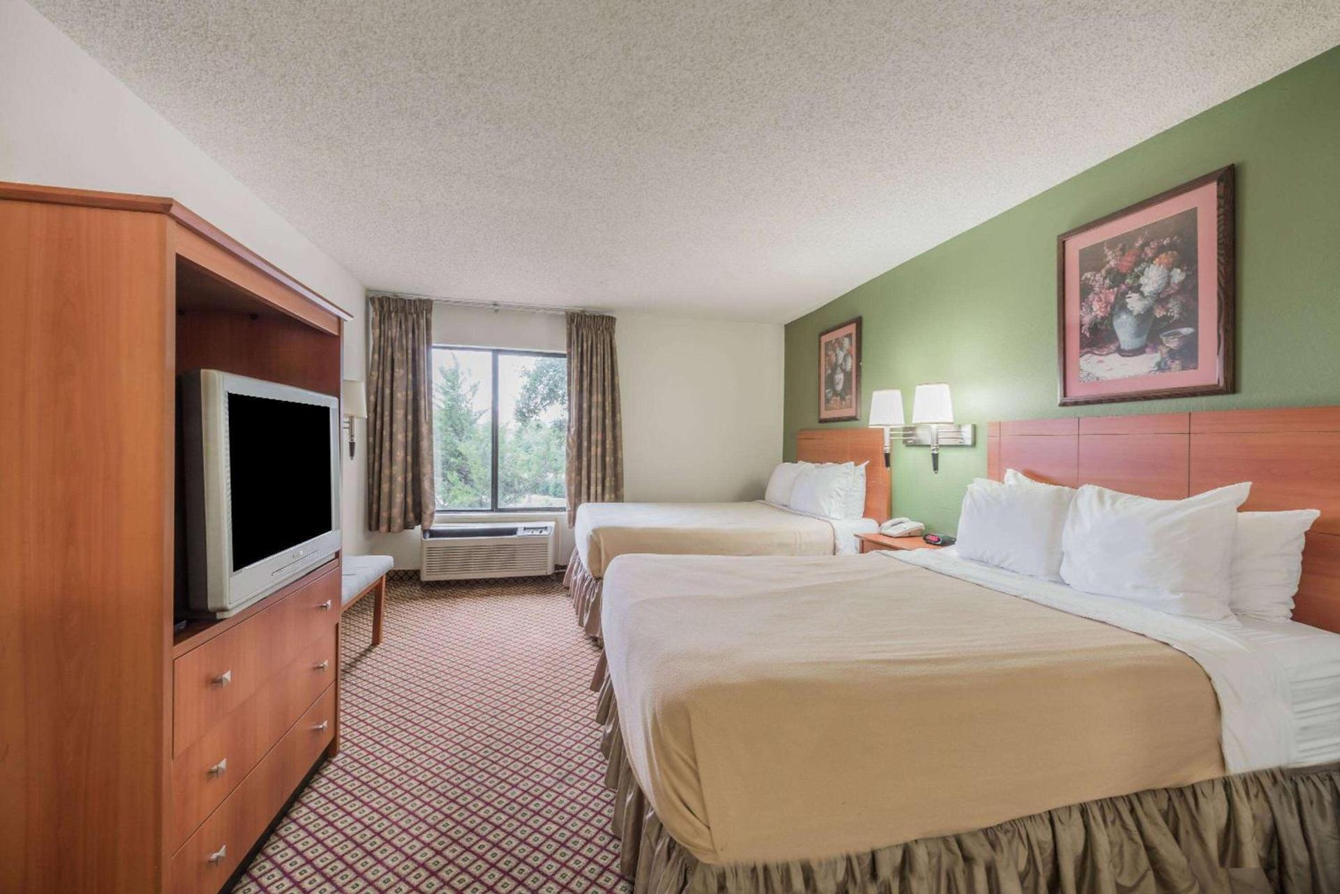Super 8 by Wyndham Fort Worth Downtown South photo 3