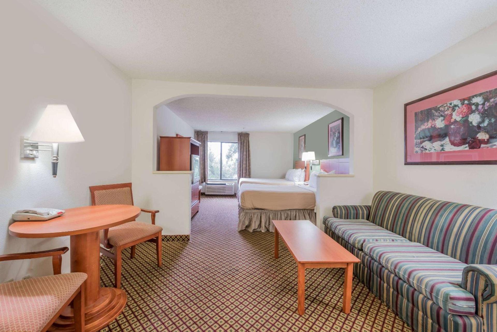 Super 8 by Wyndham Fort Worth Downtown South photo 8