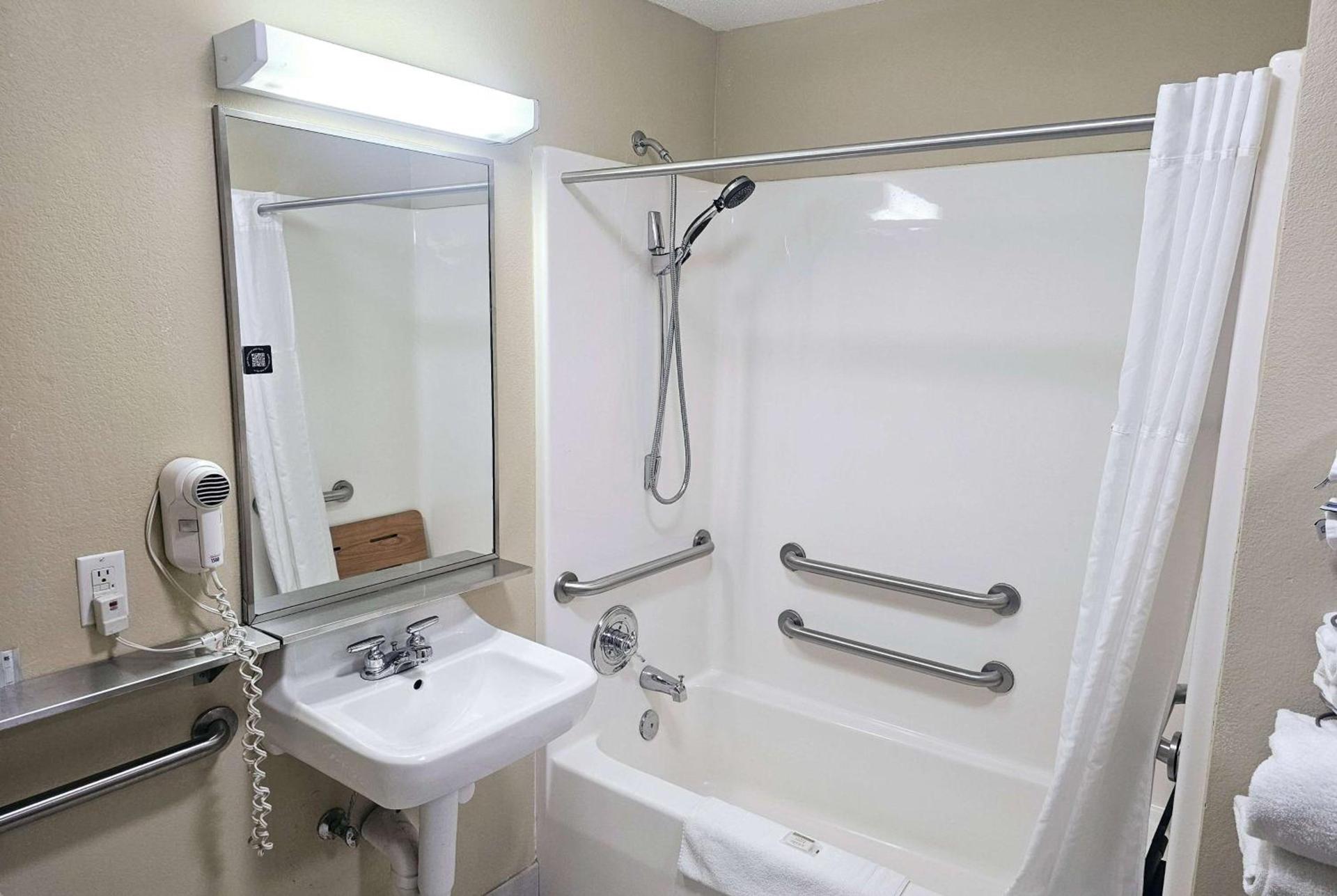 Baymont by Wyndham Rolla photo 25