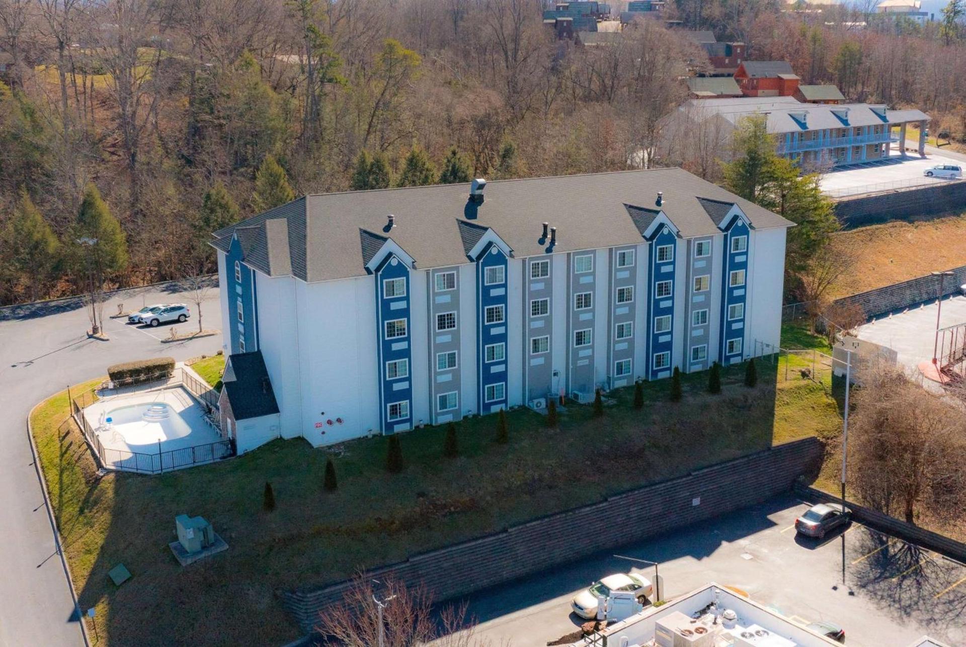 Microtel Inn & Suites by Wyndham Pigeon Forge photo 2