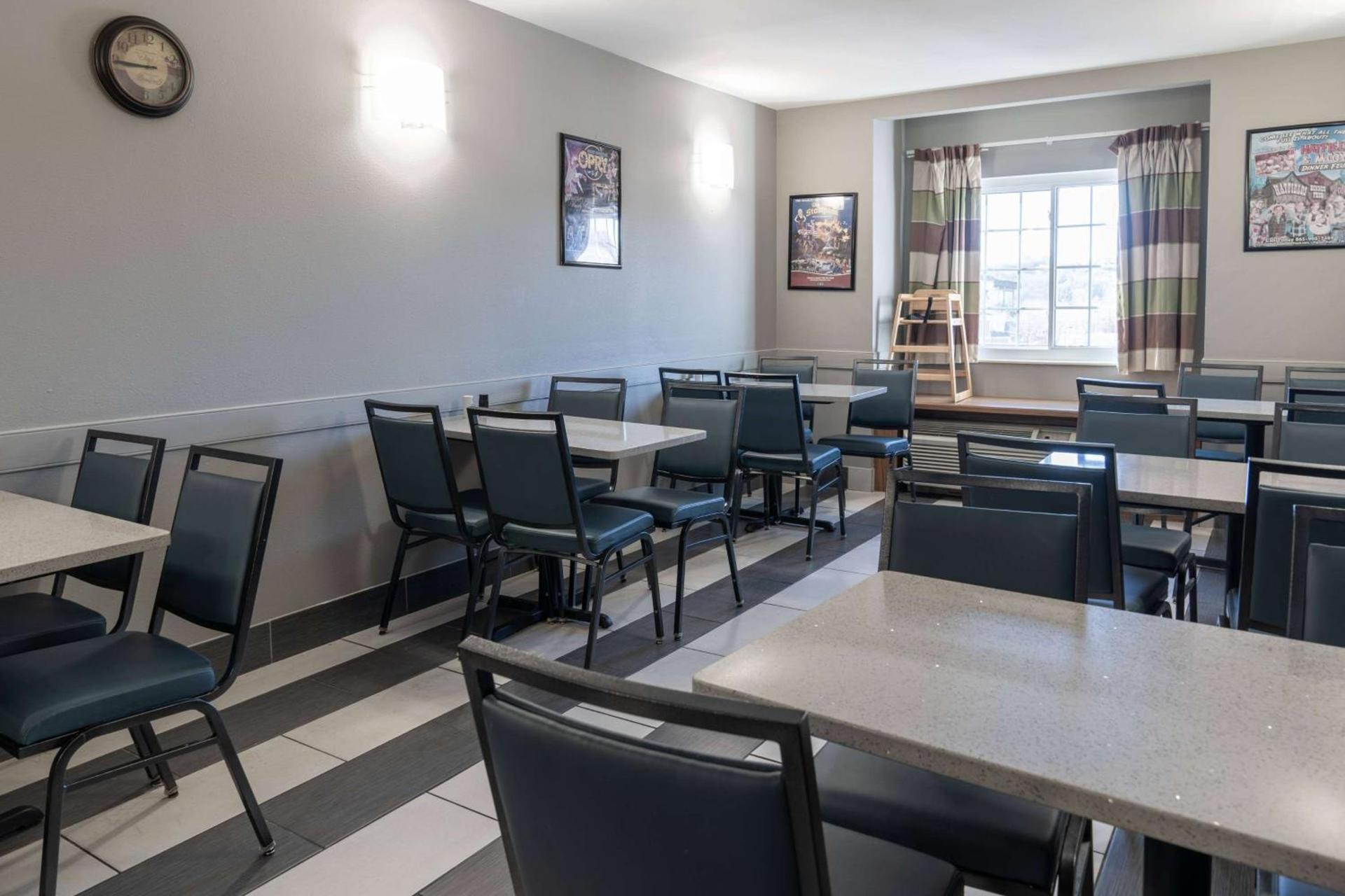 Microtel Inn & Suites by Wyndham Pigeon Forge photo 7