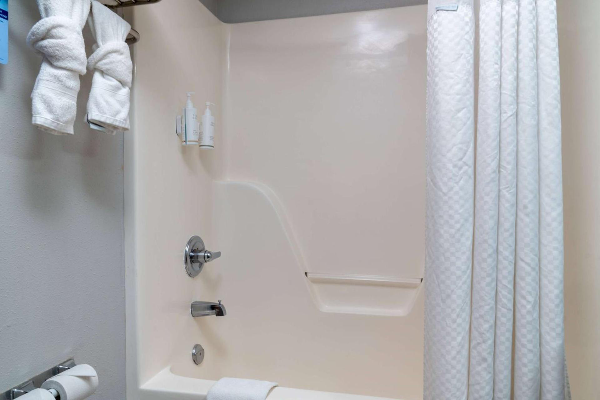 Microtel Inn & Suites by Wyndham Pigeon Forge photo 11