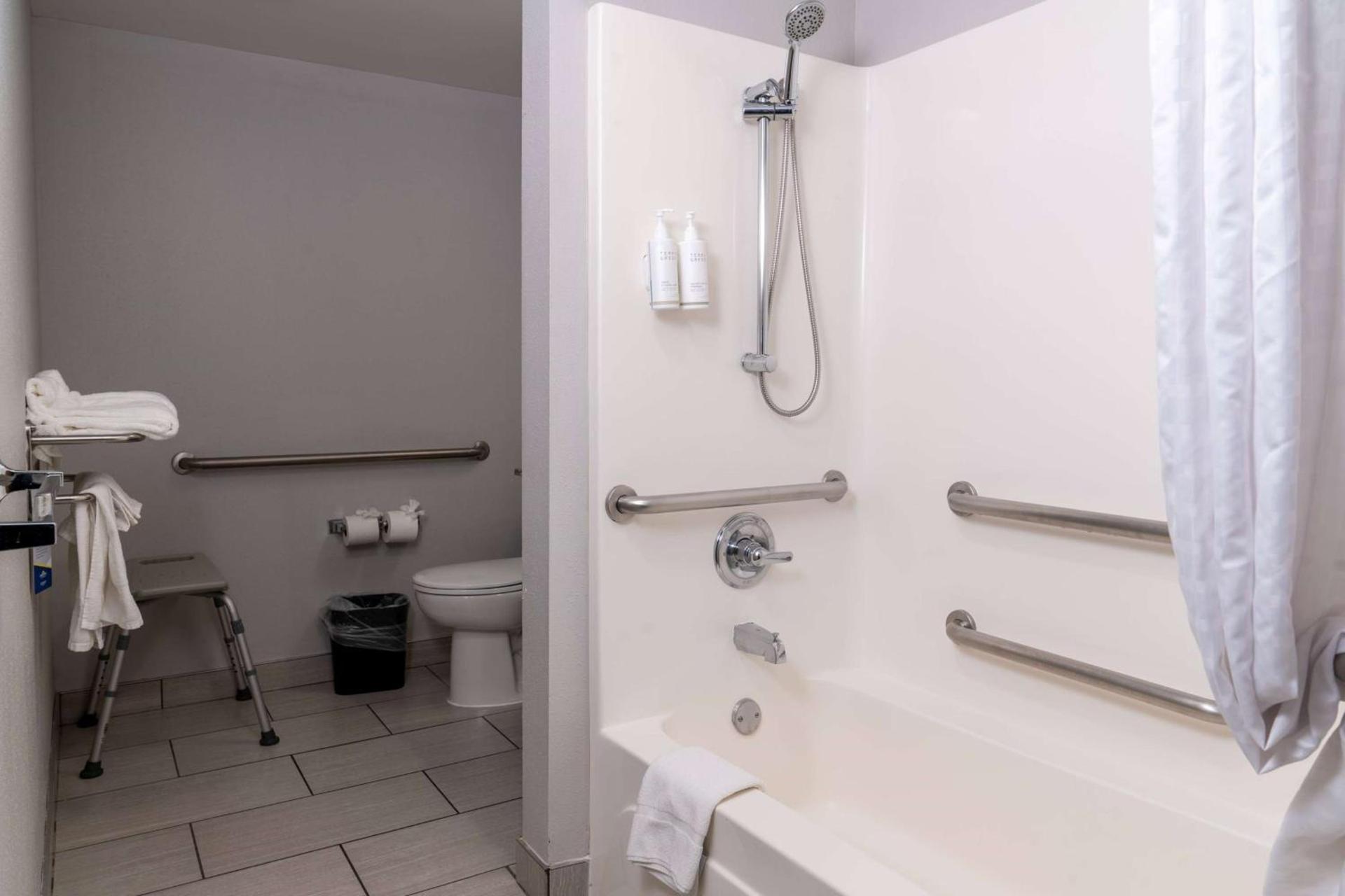 Microtel Inn & Suites by Wyndham Pigeon Forge photo 12