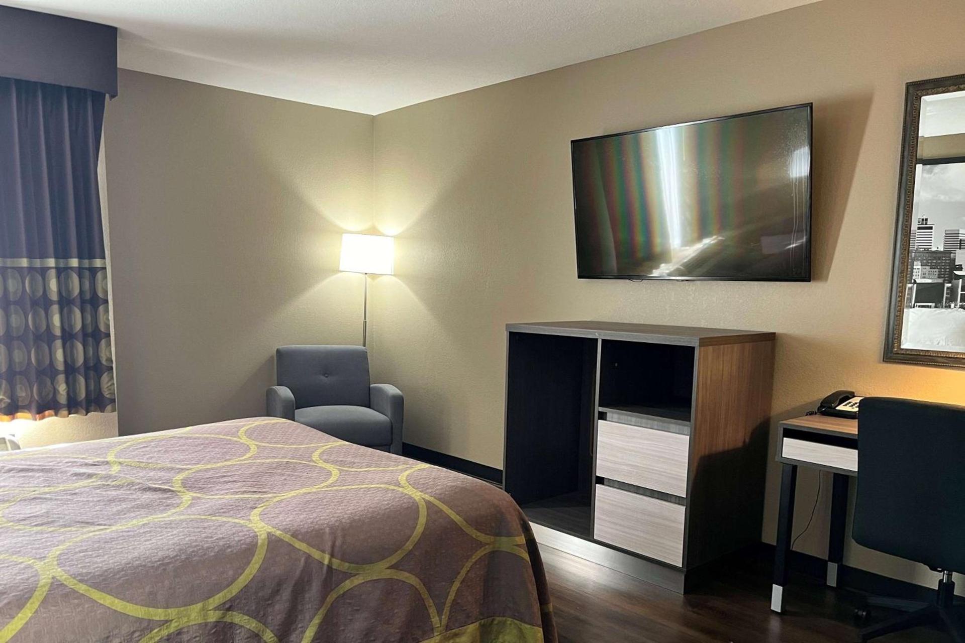 Super 8 by Wyndham Harrison OH photo 18