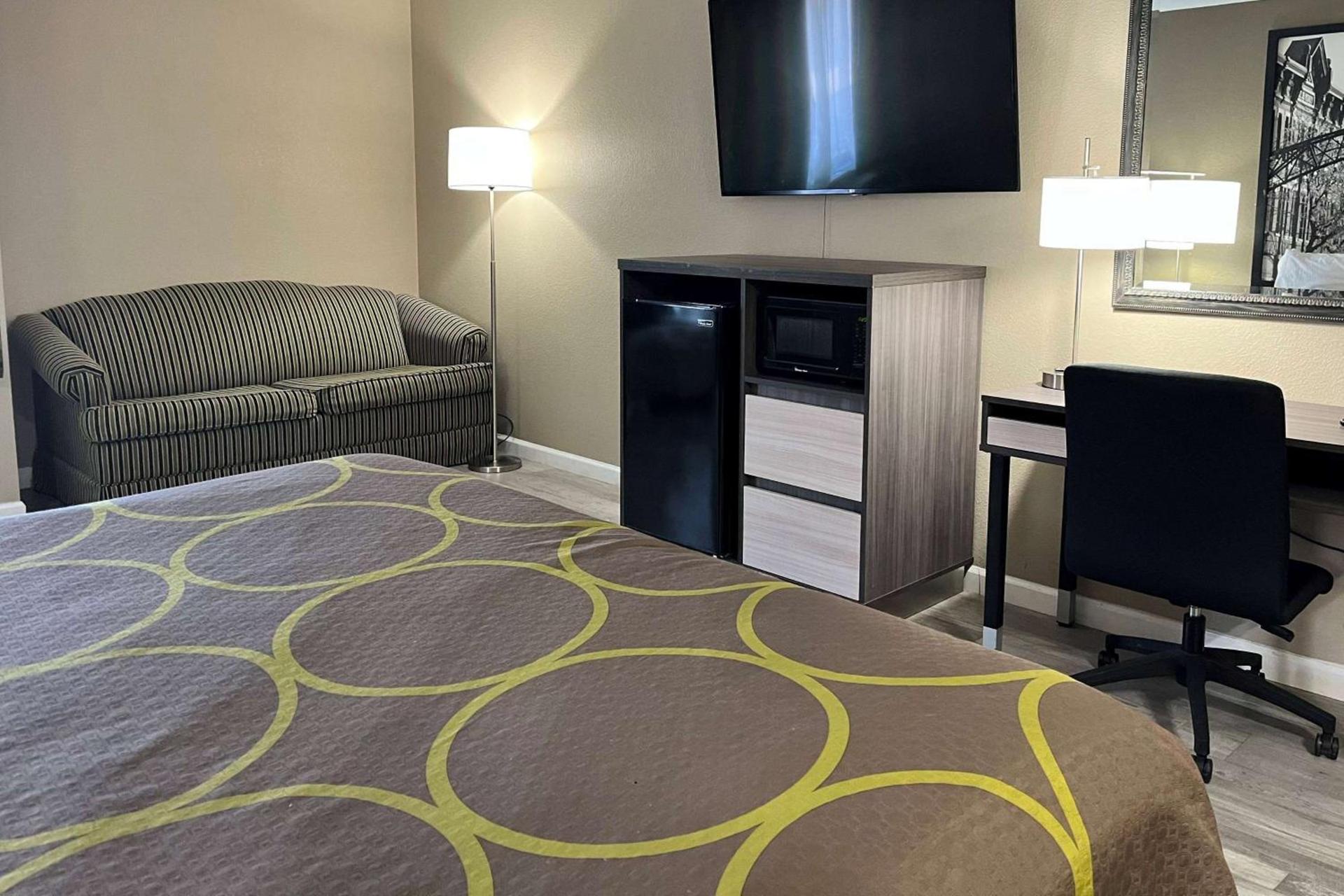 Super 8 by Wyndham Harrison OH photo 20