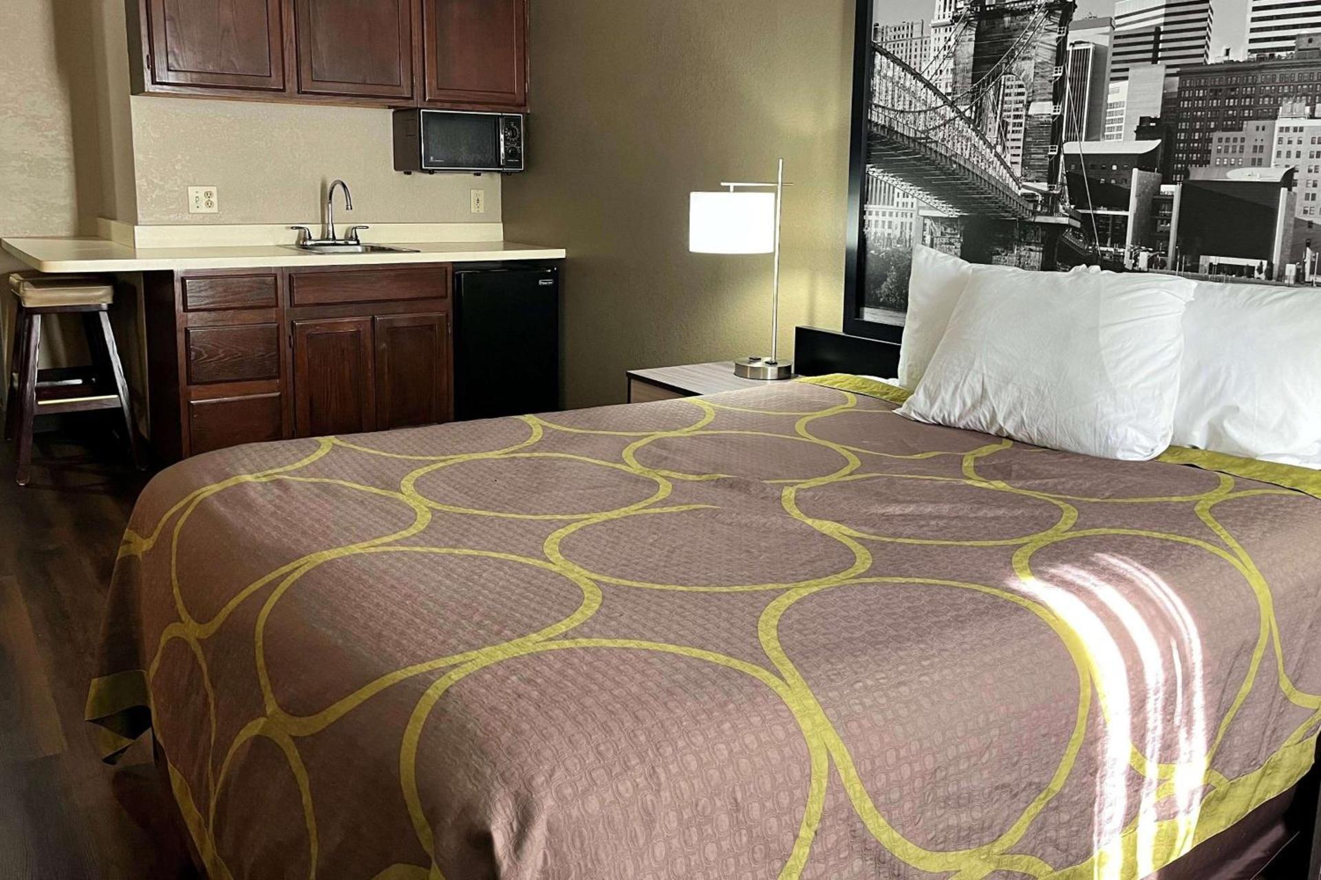 Super 8 by Wyndham Harrison OH photo 24