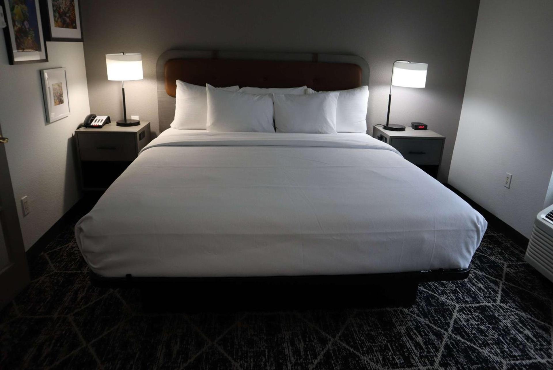 La Quinta Inn & Suites by Wyndham Houston Bush IAH South photo 5