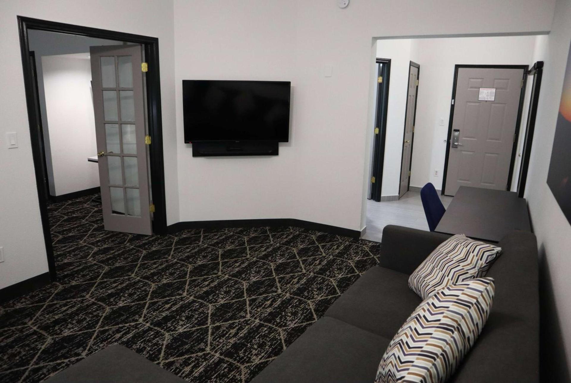 La Quinta Inn & Suites by Wyndham Houston Bush IAH South photo 6
