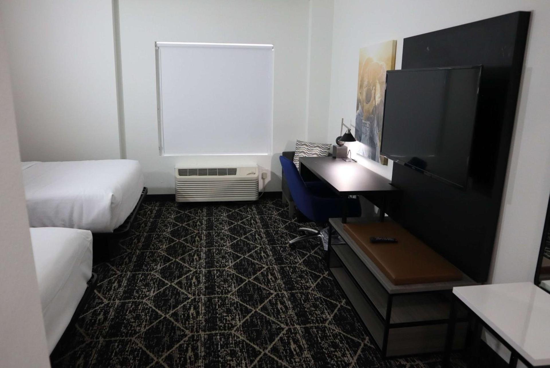 La Quinta Inn & Suites by Wyndham Houston Bush IAH South photo 8