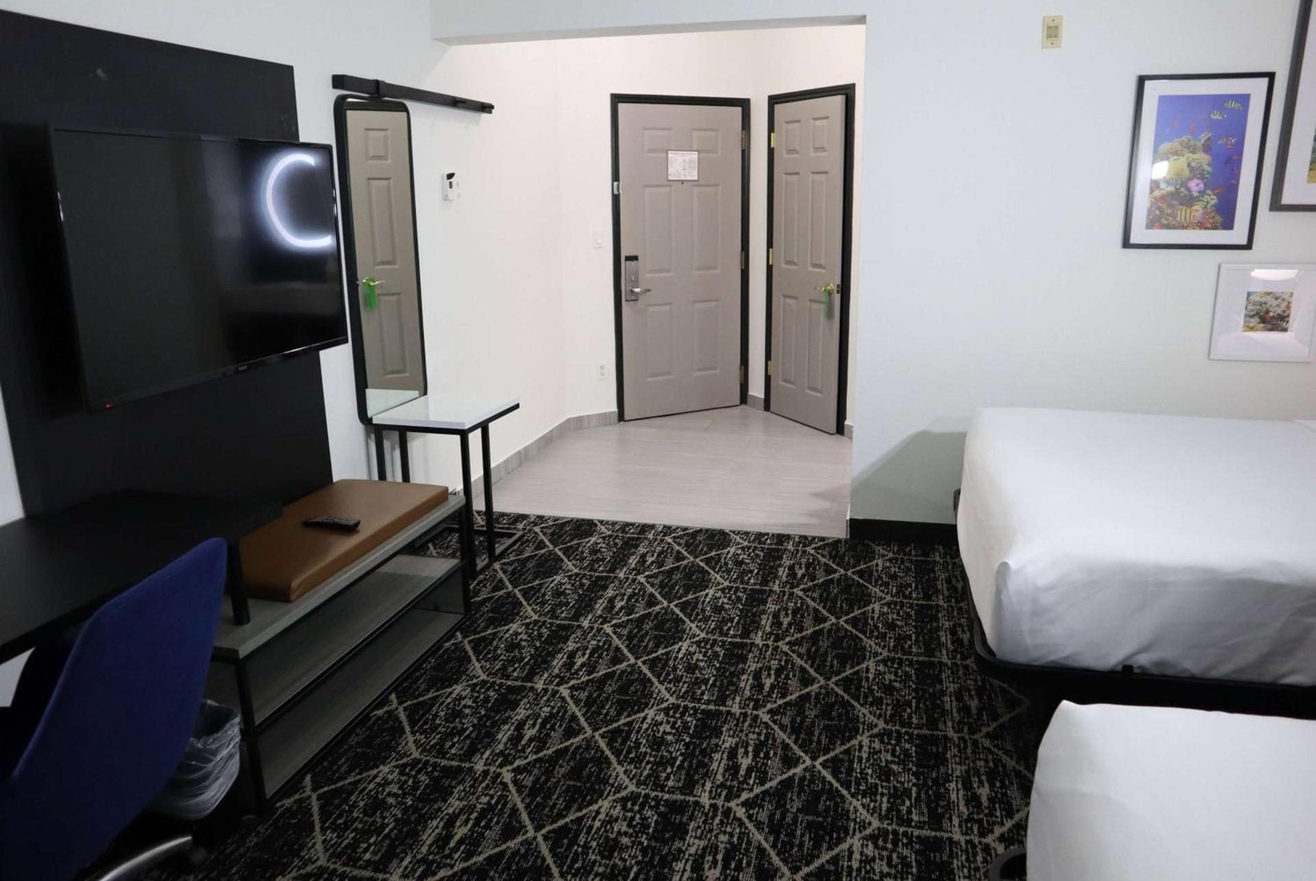 La Quinta Inn & Suites by Wyndham Houston Bush IAH South photo 14