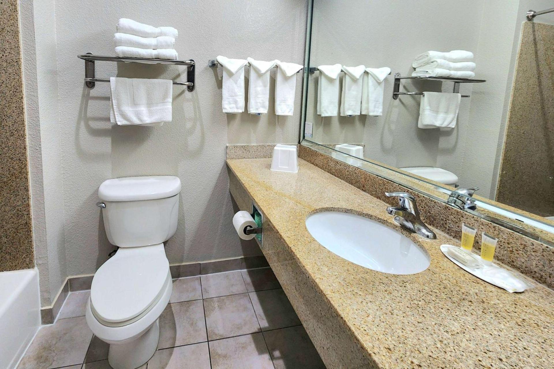 Days Inn by Wyndham Kemah photo 58